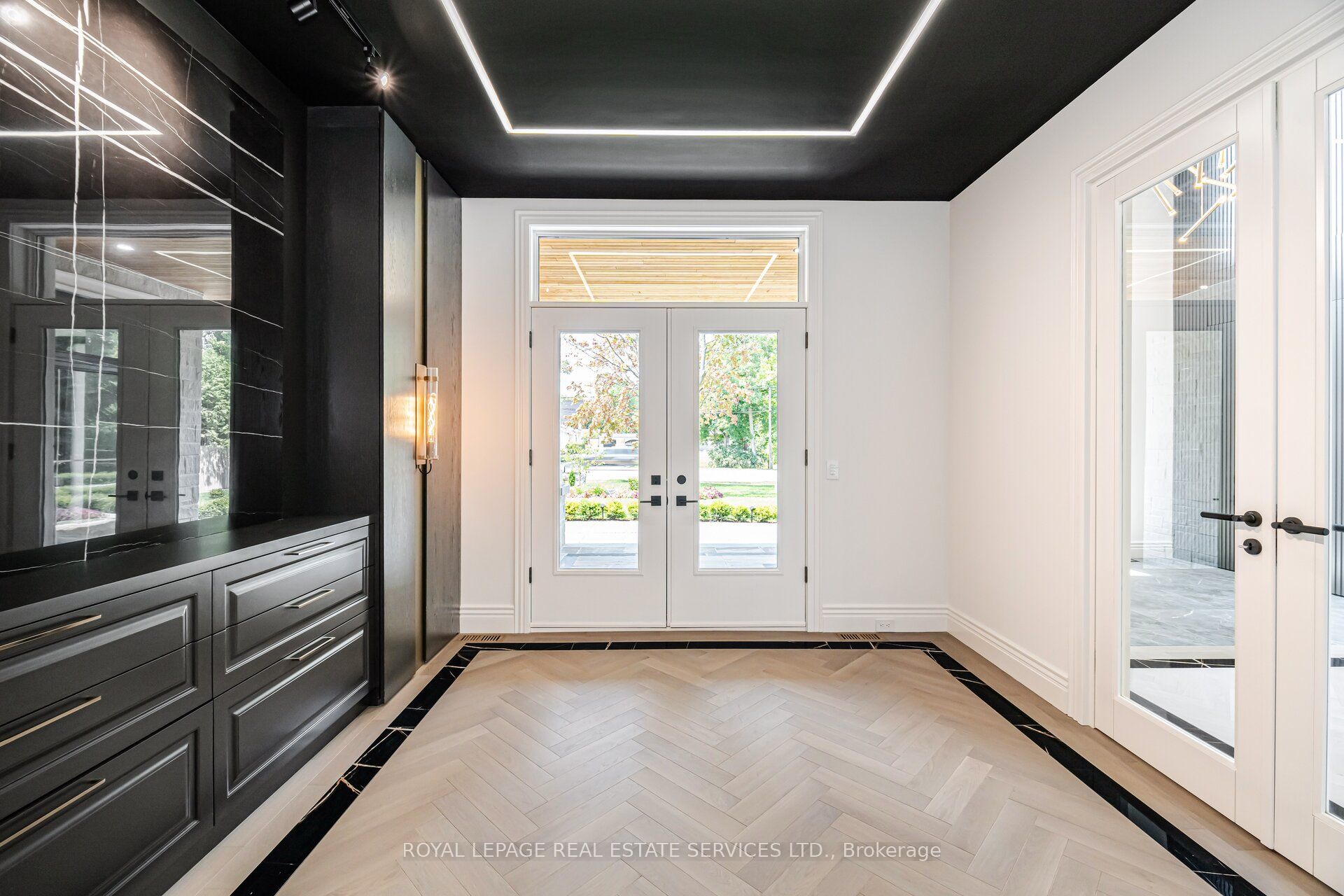2014 Lakeshore Road W Property Photo 11