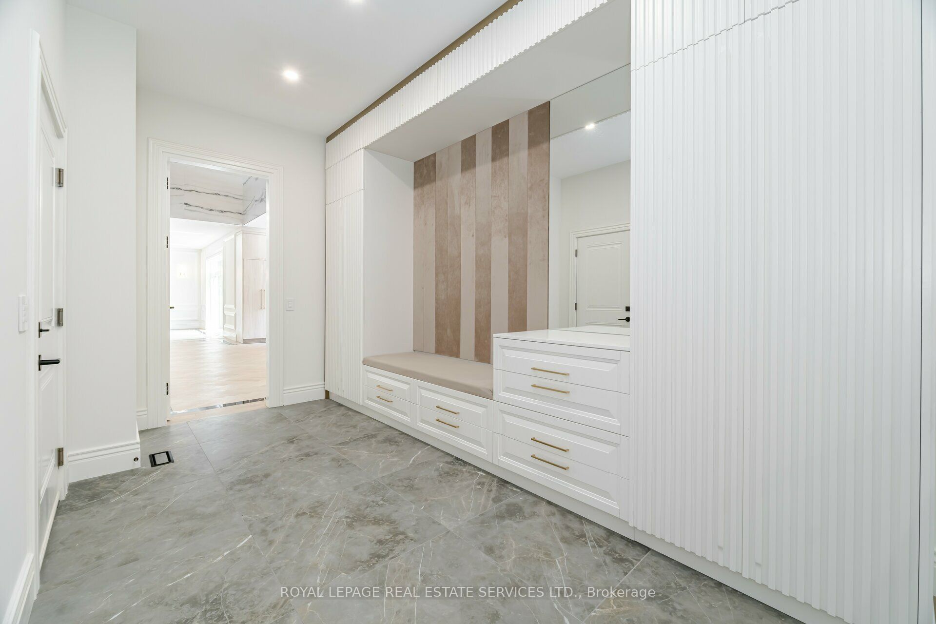 2014 Lakeshore Road W Property Photo 14