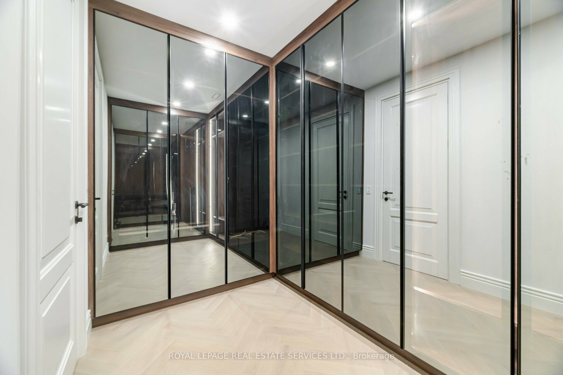 2014 Lakeshore Road W Property Photo 22
