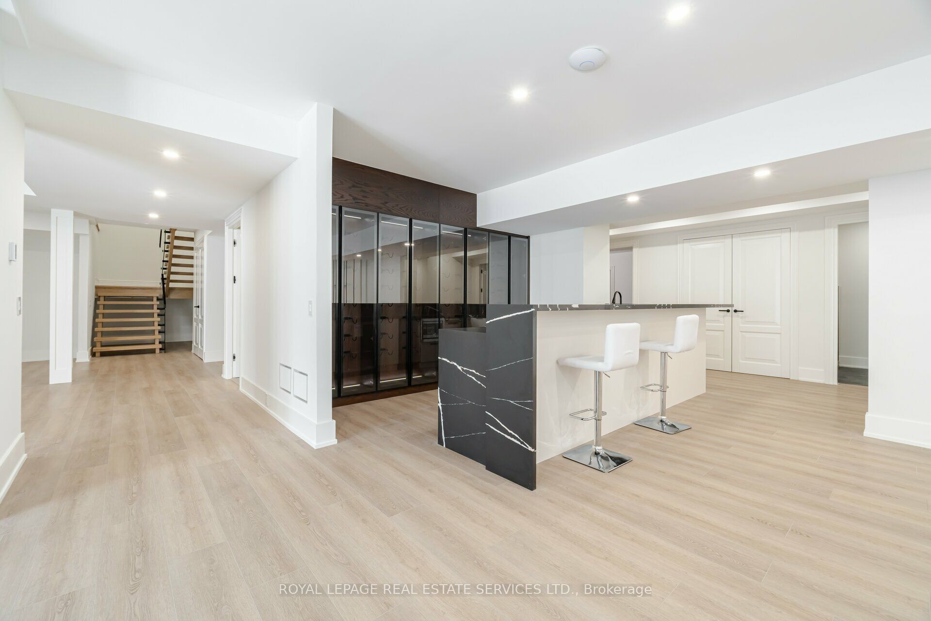 2014 Lakeshore Road W Property Photo 32