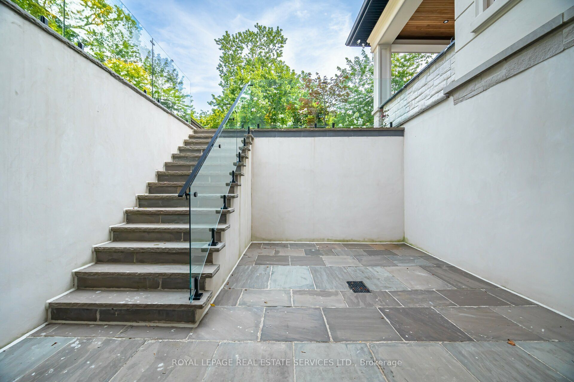 2014 Lakeshore Road W Property Photo 38