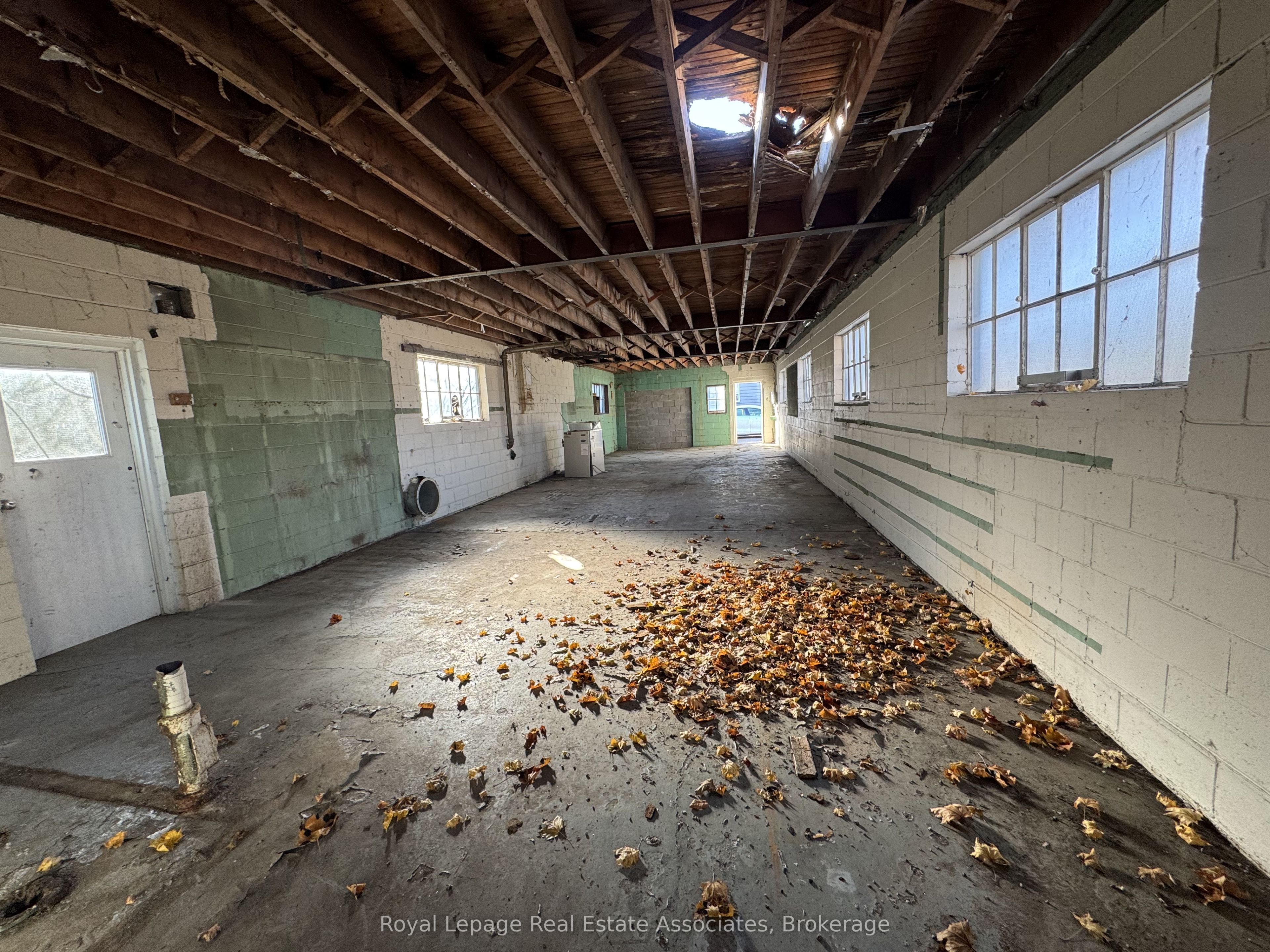 1089 Seneca Avenue #rear Property Photo 6