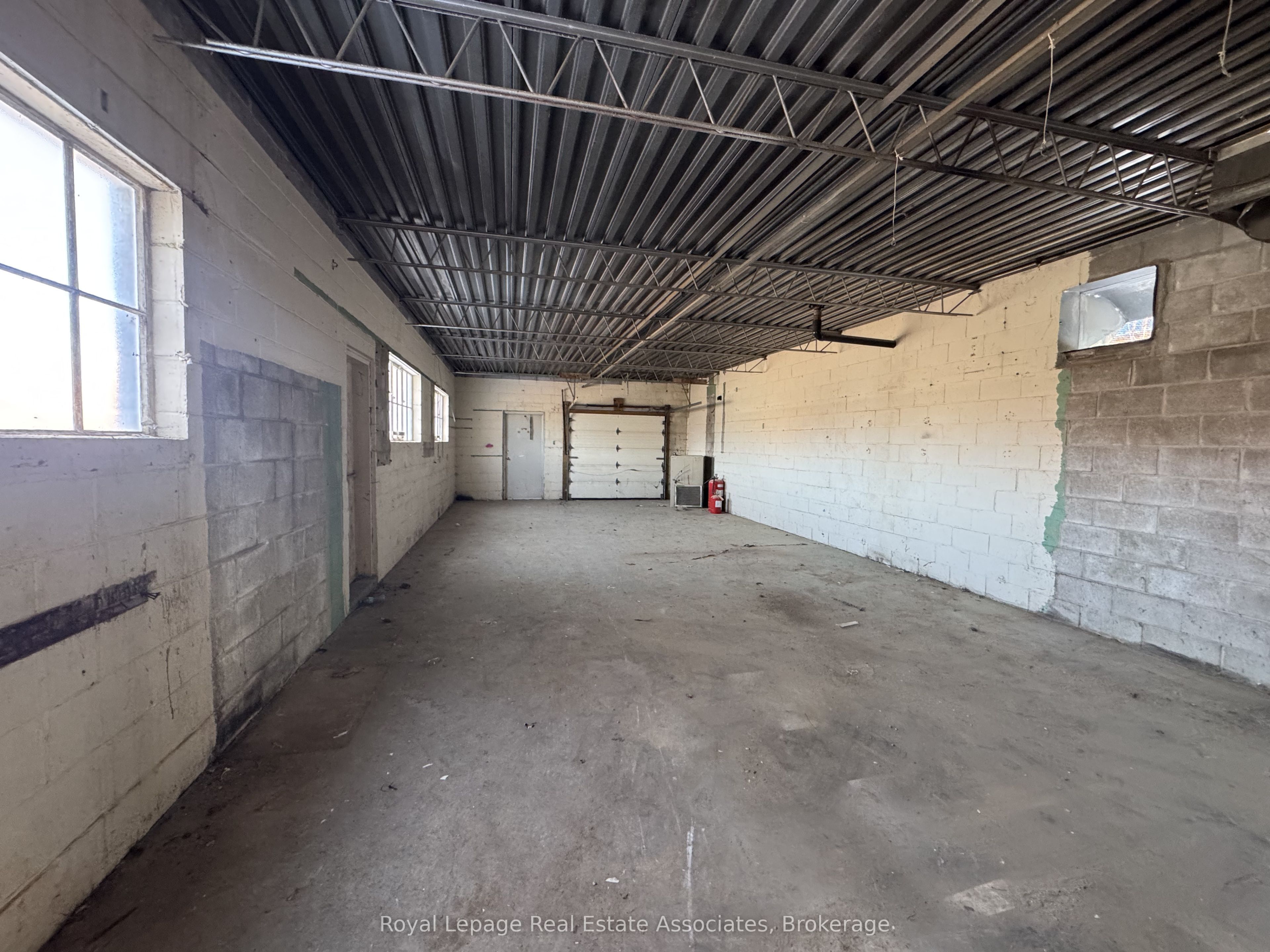 1089 Seneca Avenue #rear Property Photo 7