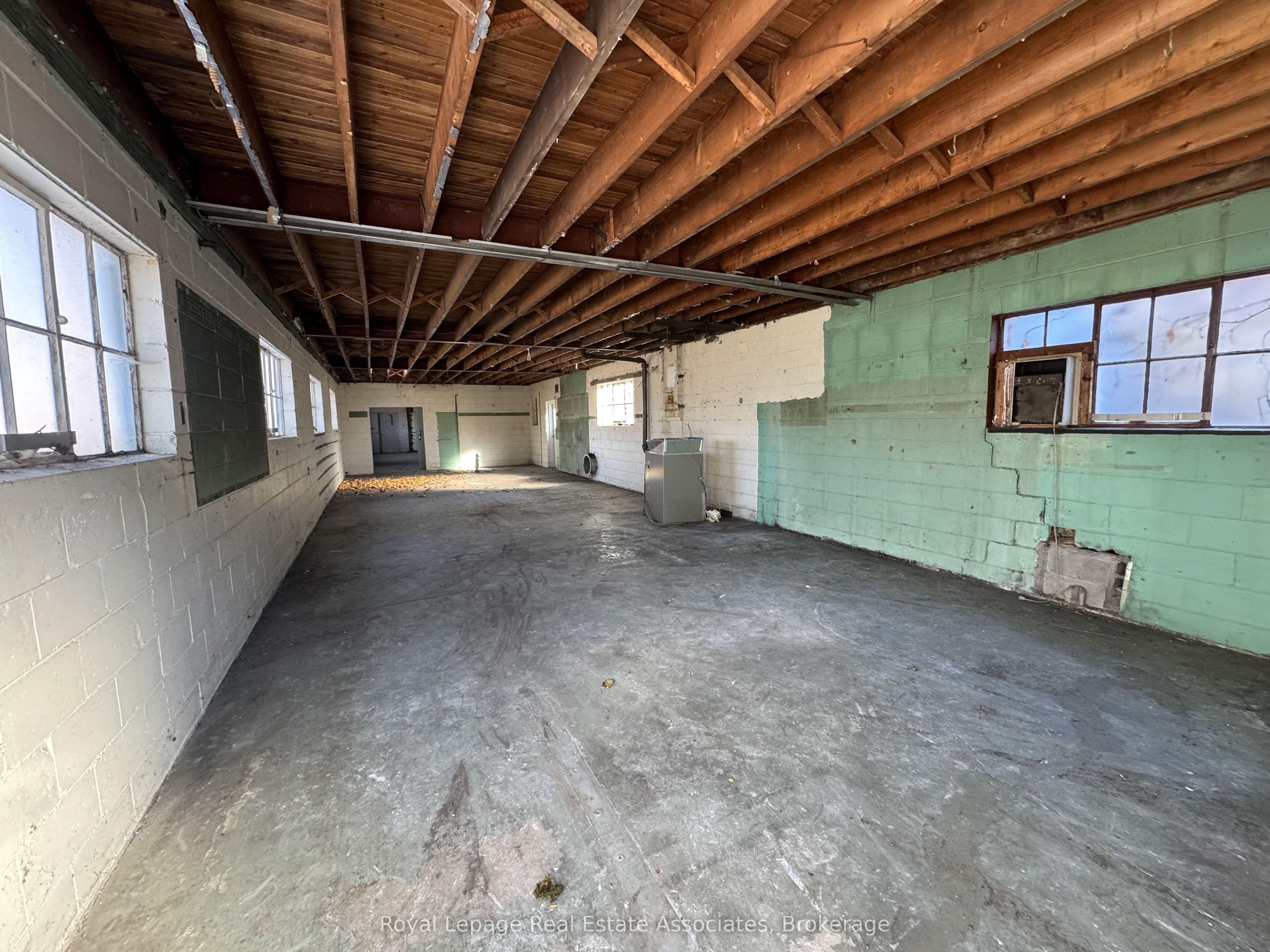 1089 Seneca Avenue #rear Property Photo 8