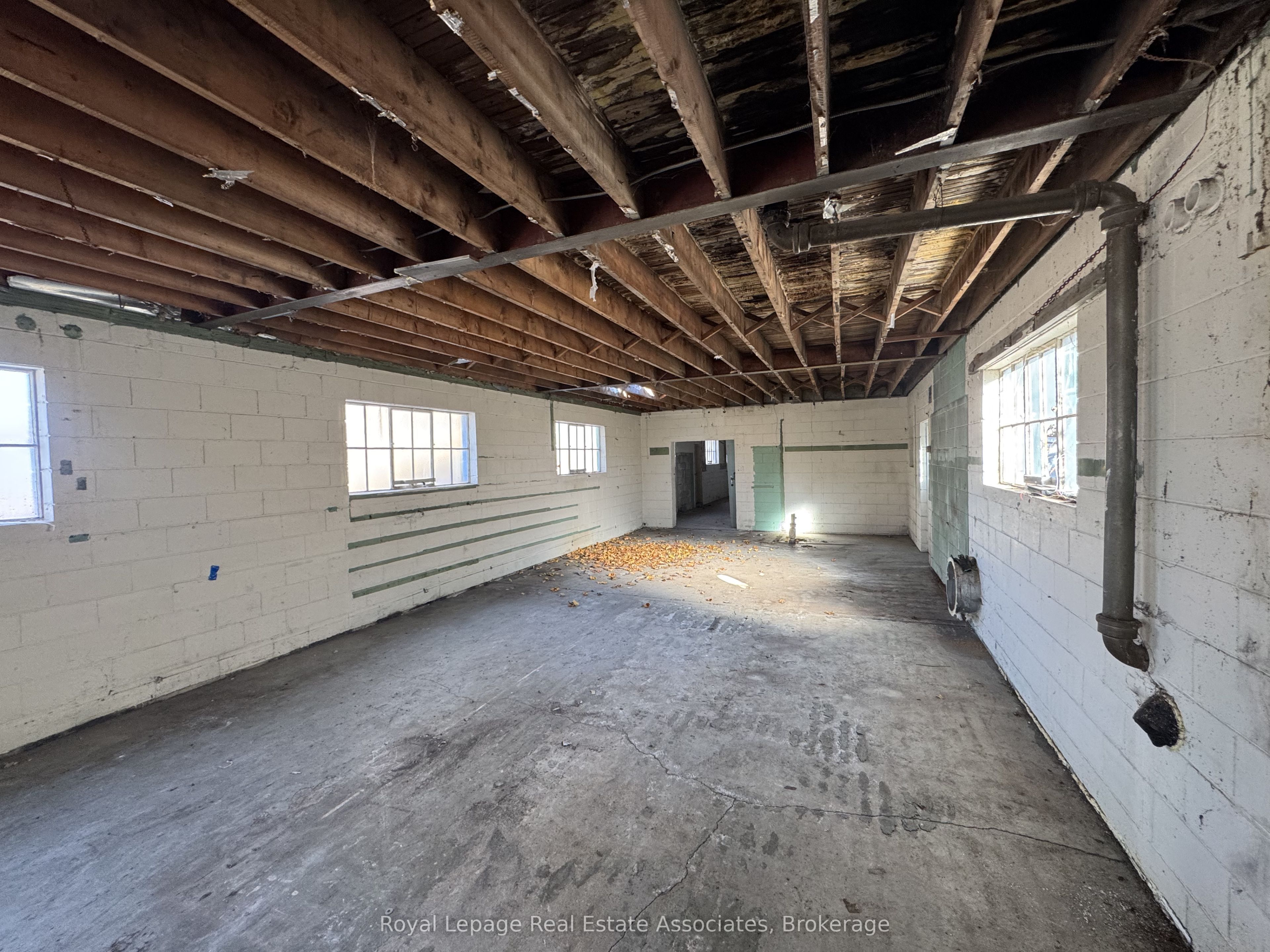 1089 Seneca Avenue #rear Property Photo 9