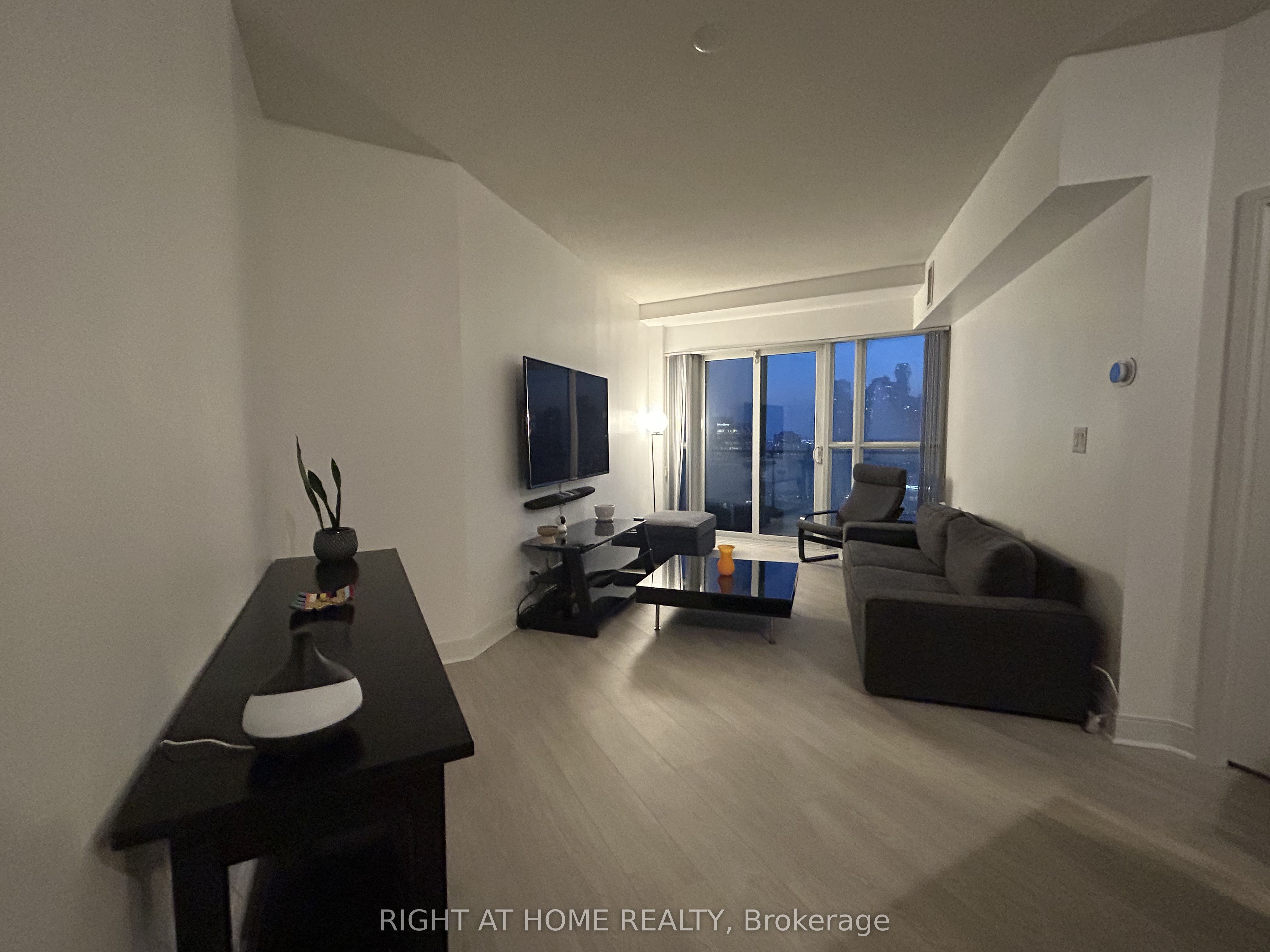 50 Absolute Avenue 1806 Property Photo 4