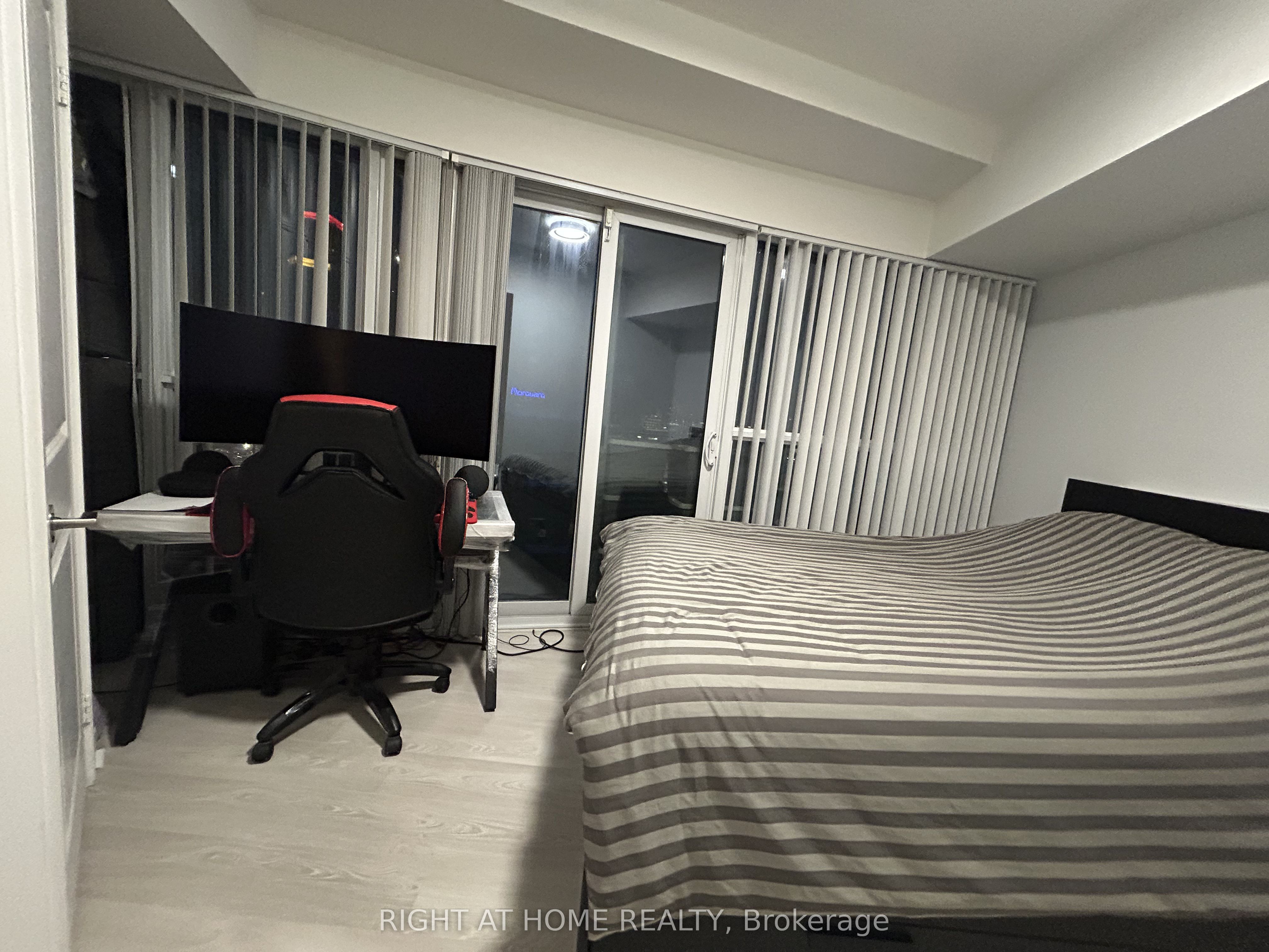 50 Absolute Avenue 1806 Property Photo 9