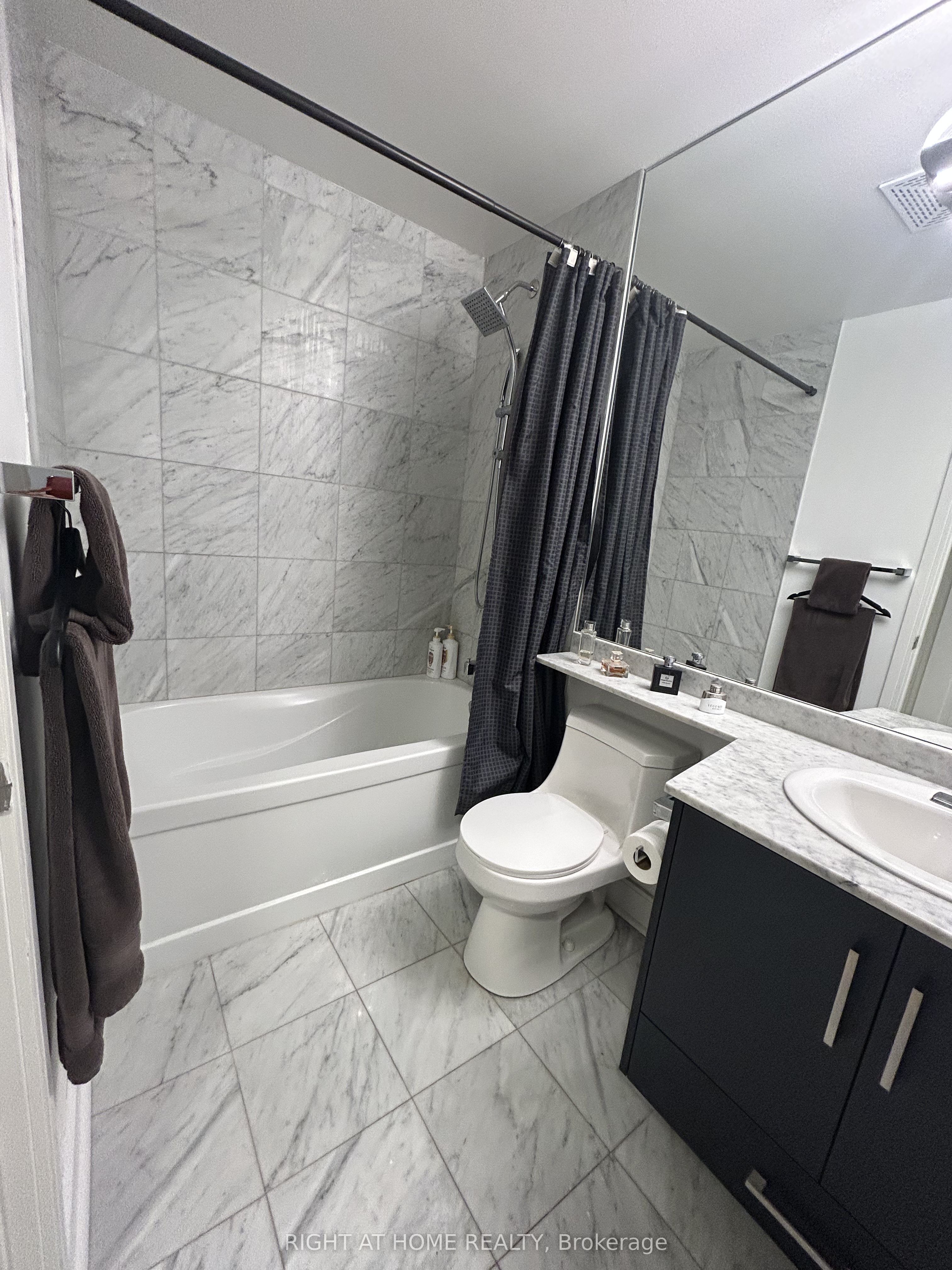 50 Absolute Avenue 1806 Property Photo 11