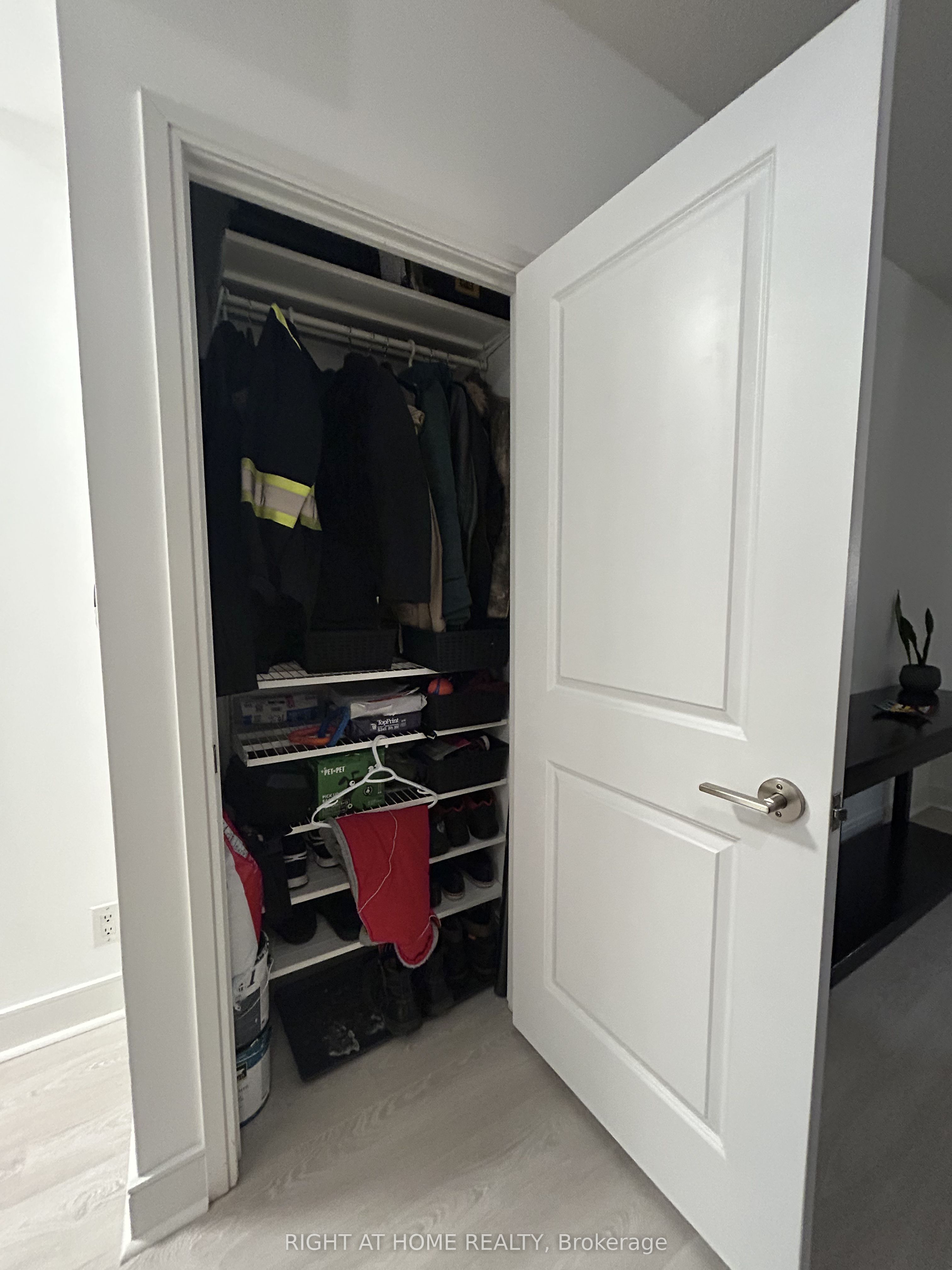 50 Absolute Avenue 1806 Property Photo 12