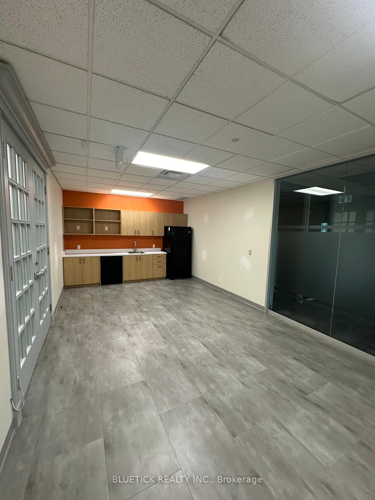 5500 North Service Road 202 Property Photo 4
