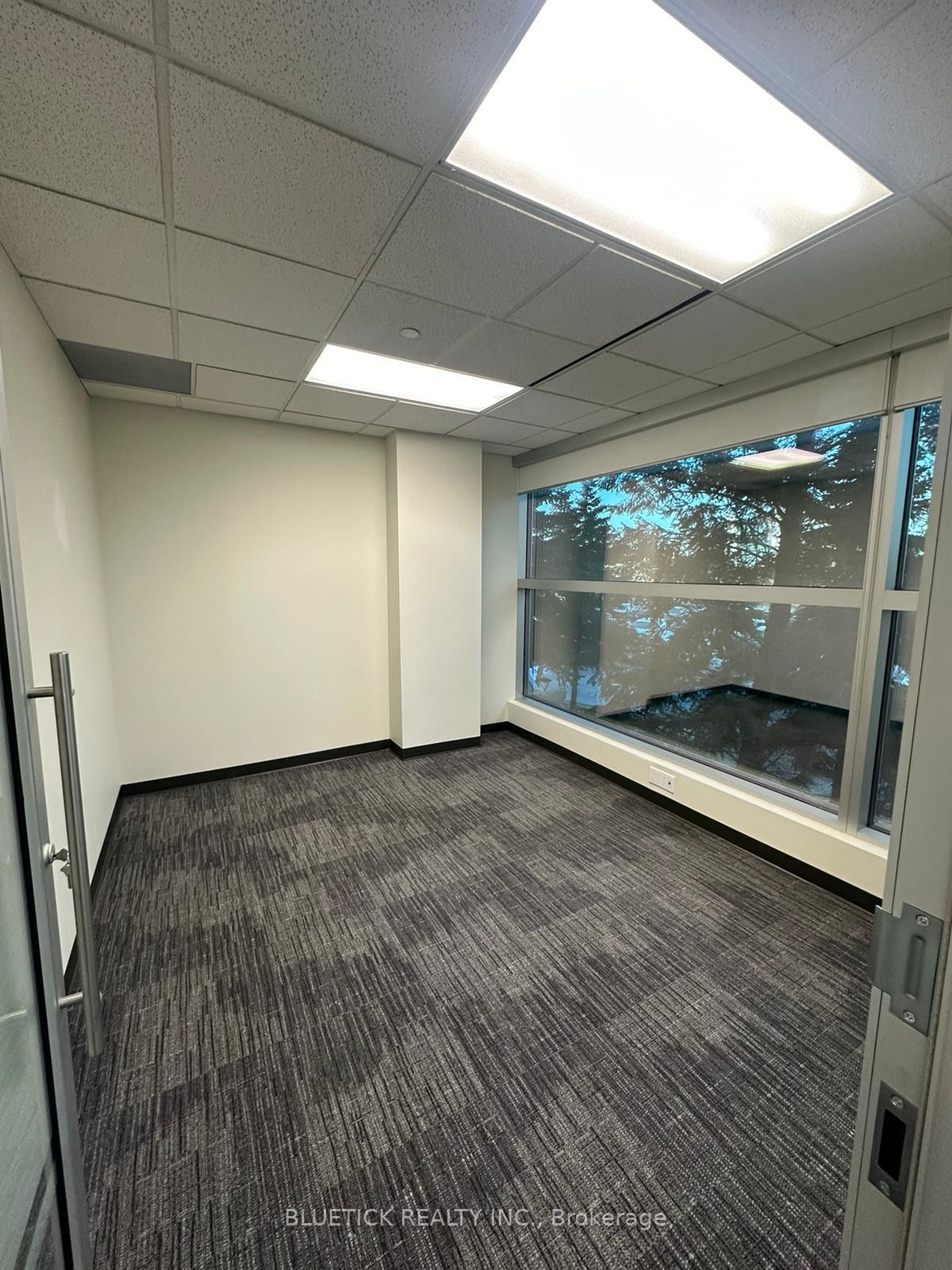 5500 North Service Road 202 Property Photo 8