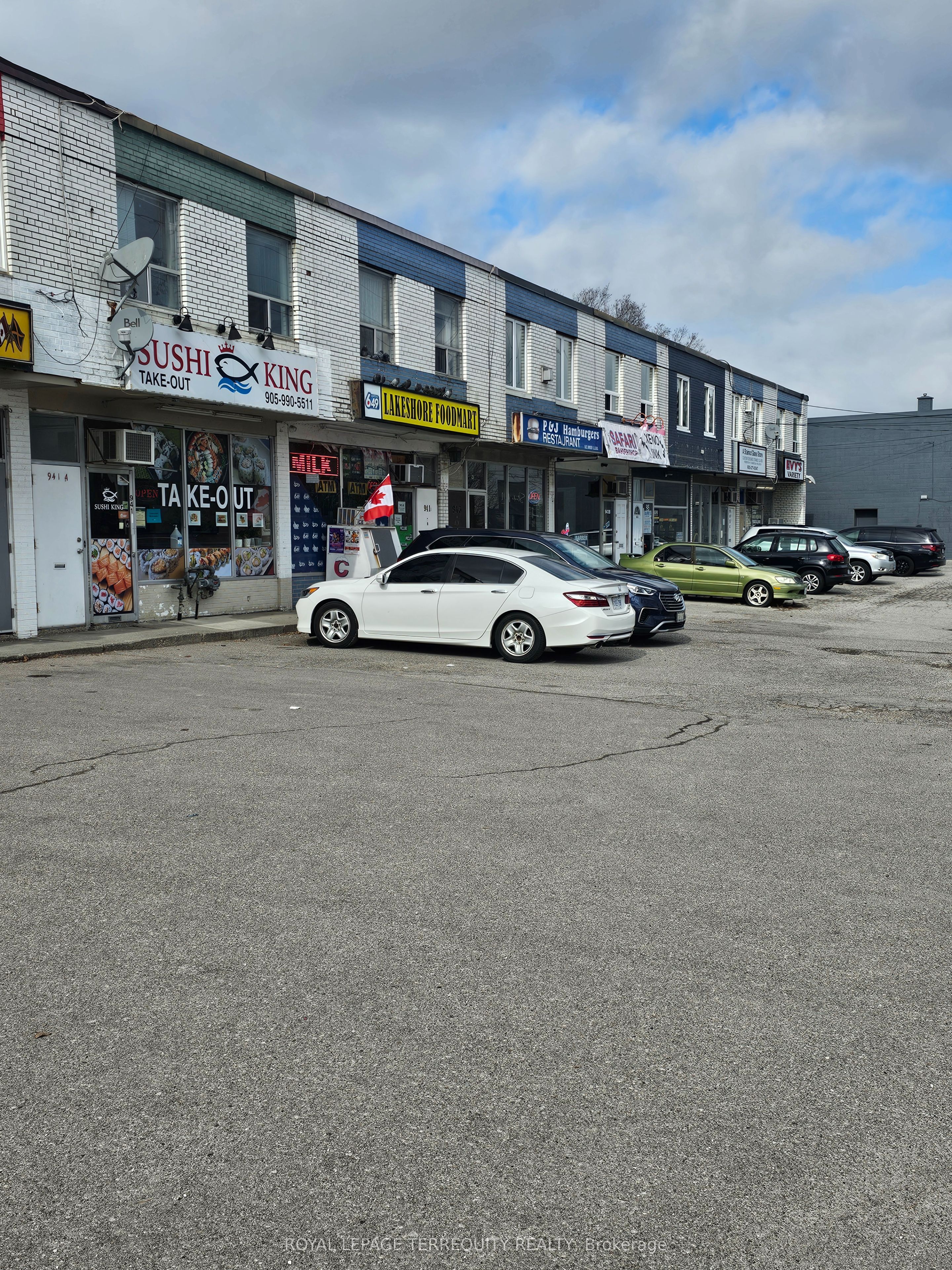 939 Lakeshore Road E Property Photo 2