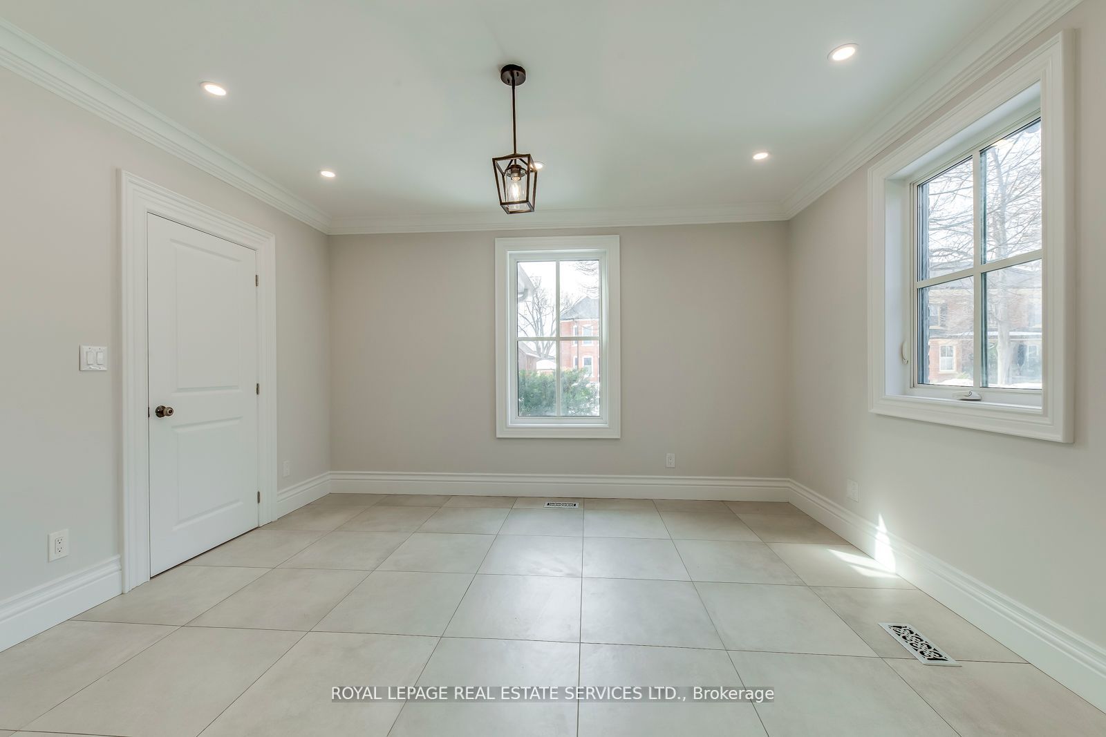 317 Queen Street S Property Photo 6