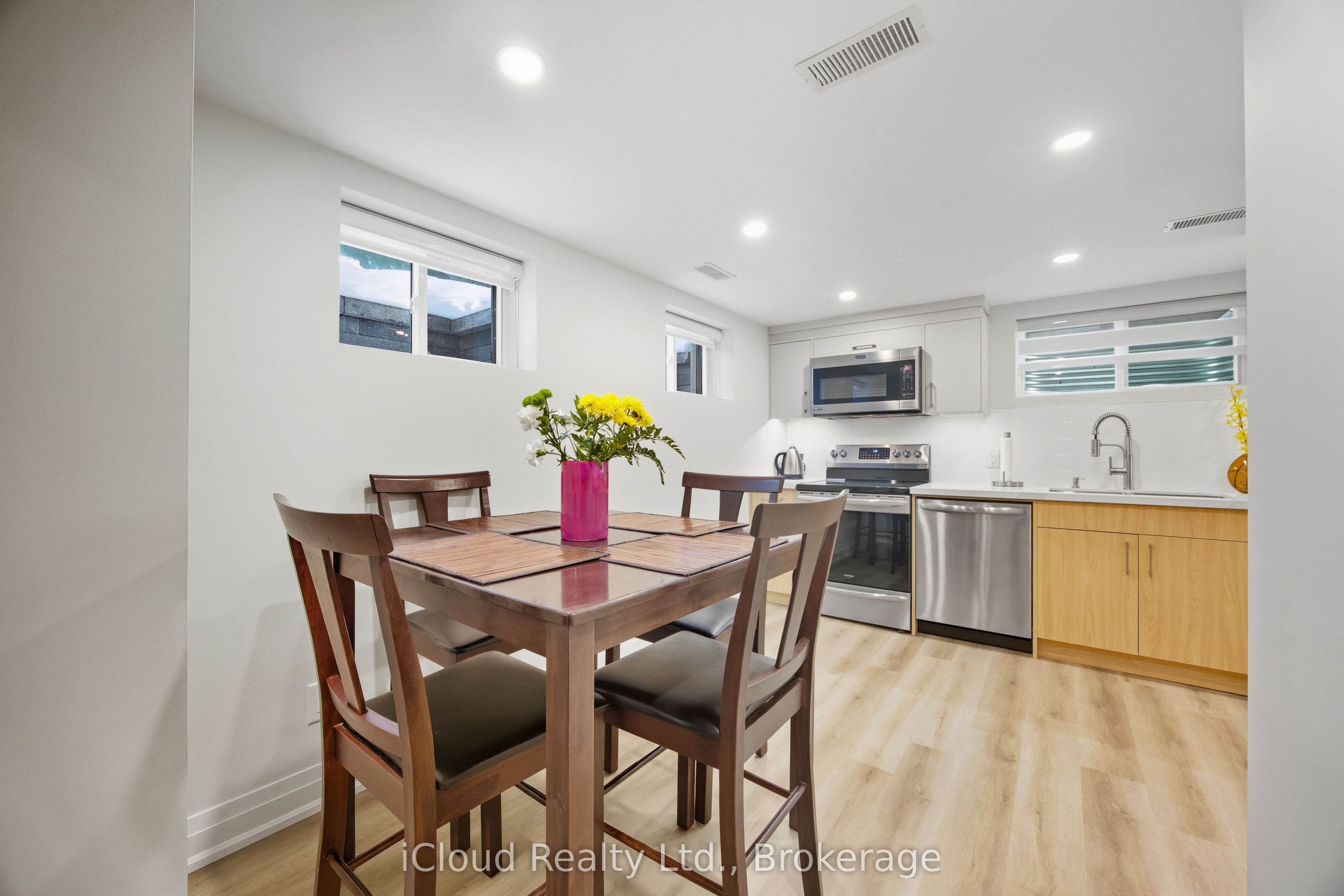 23 Swanhurst Boulevard B Property Photo 9