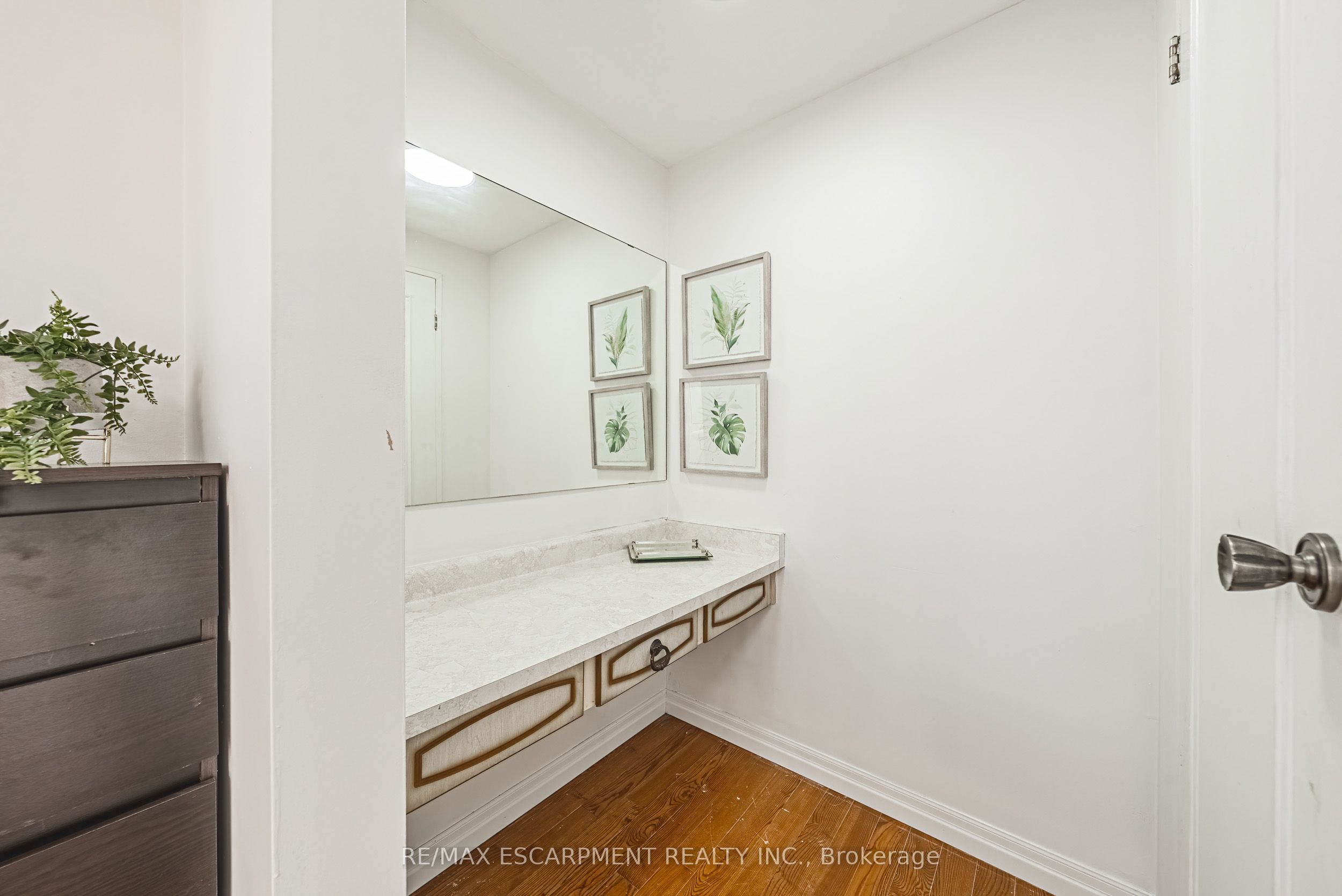 2220 Upper Middle Road 4 Property Photo 18