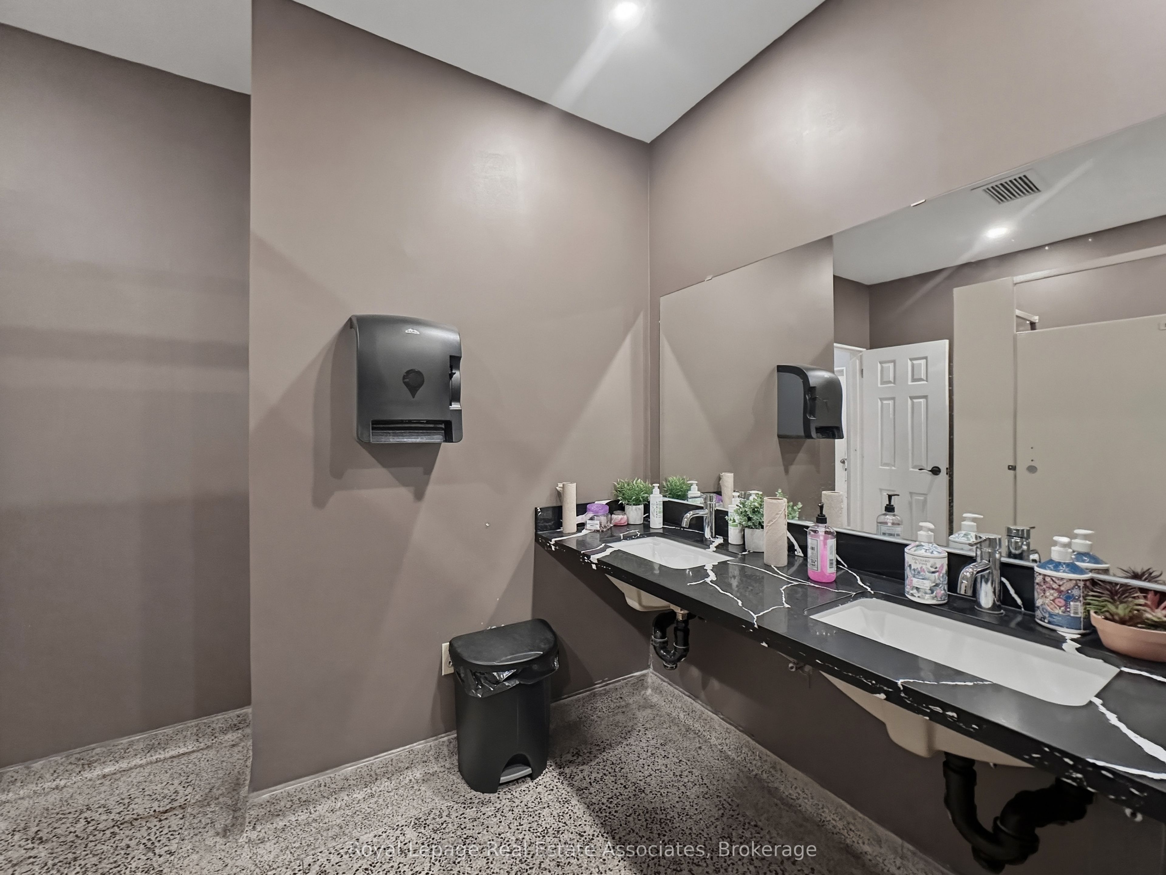 1850 Dundas Street Property Photo 25