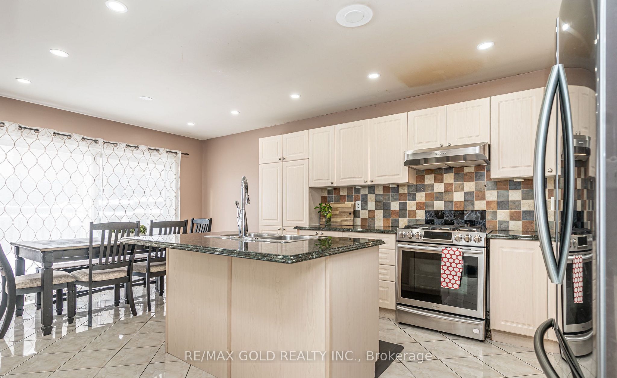 2 Zimmer Street Property Photo 13