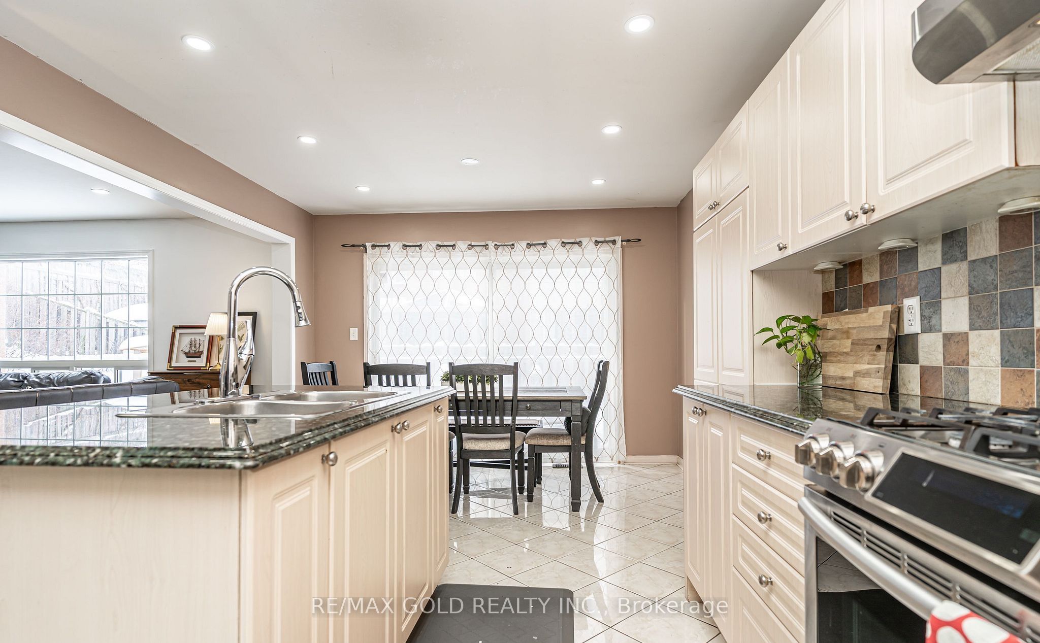 2 Zimmer Street Property Photo 17