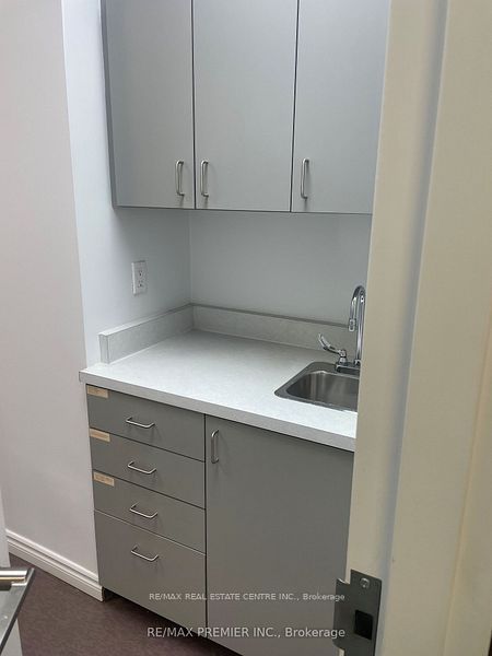 165 Dundas Street W Property Photo 8