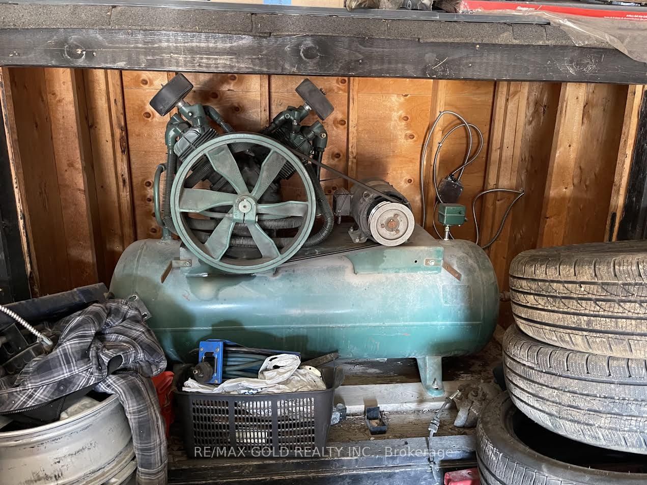 473 Hensall Circle B Property Photo 9
