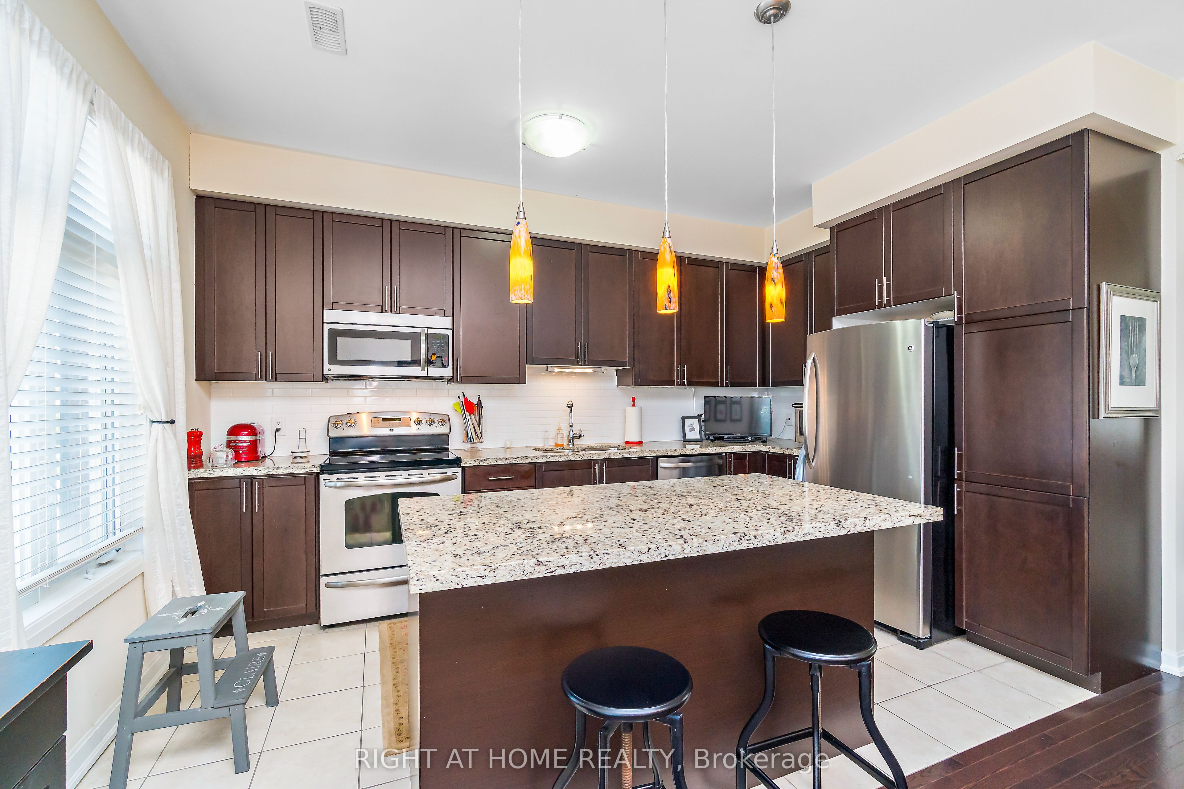 1268 Main Street E Property Photo 5