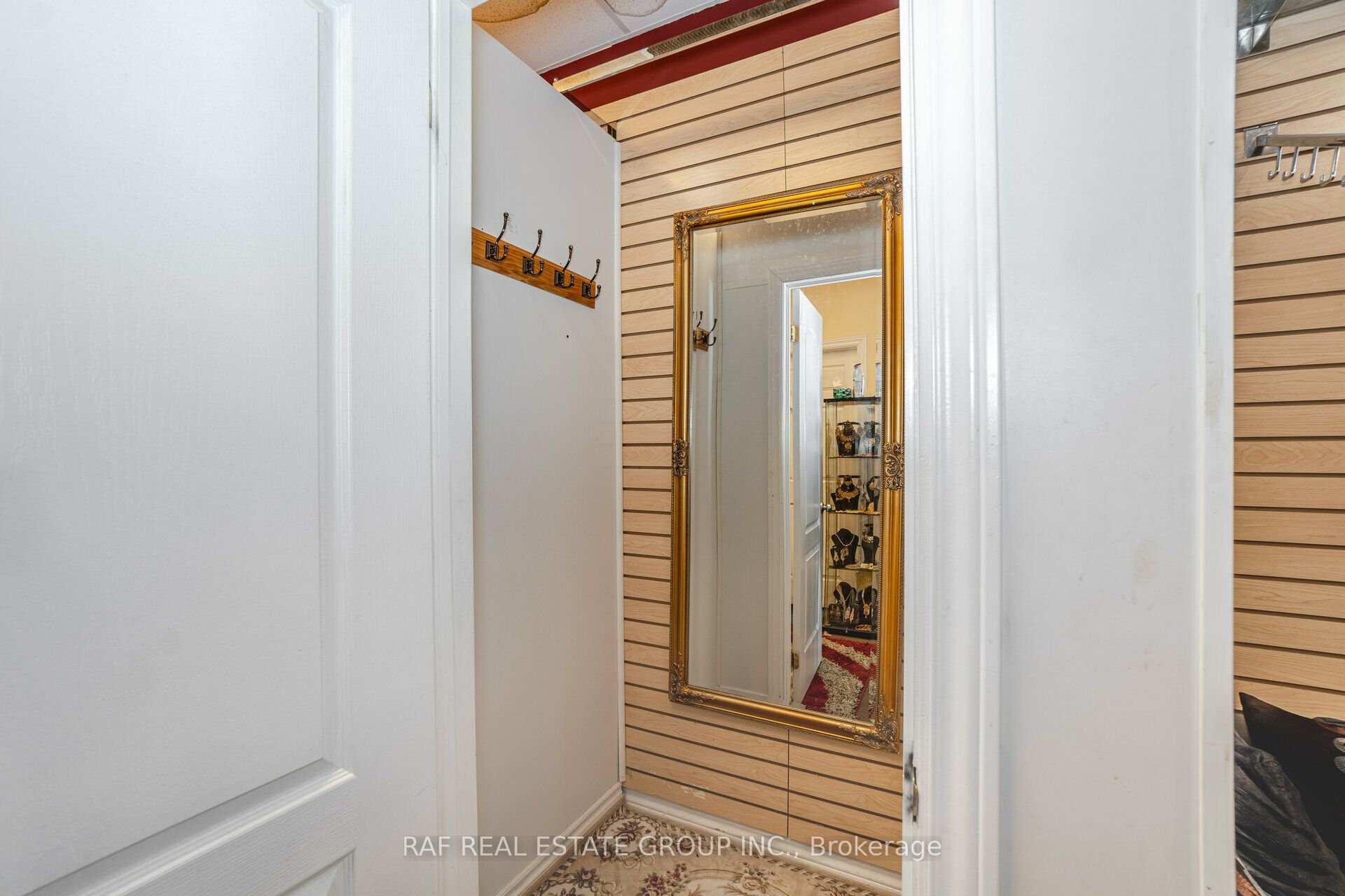 521 Thompson Road S 1 Property Photo 22