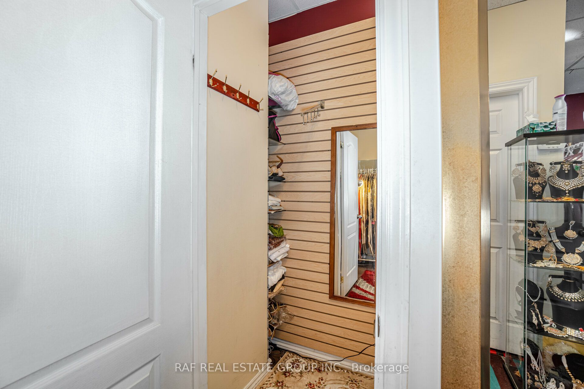 521 Thompson Road S 1 Property Photo 23