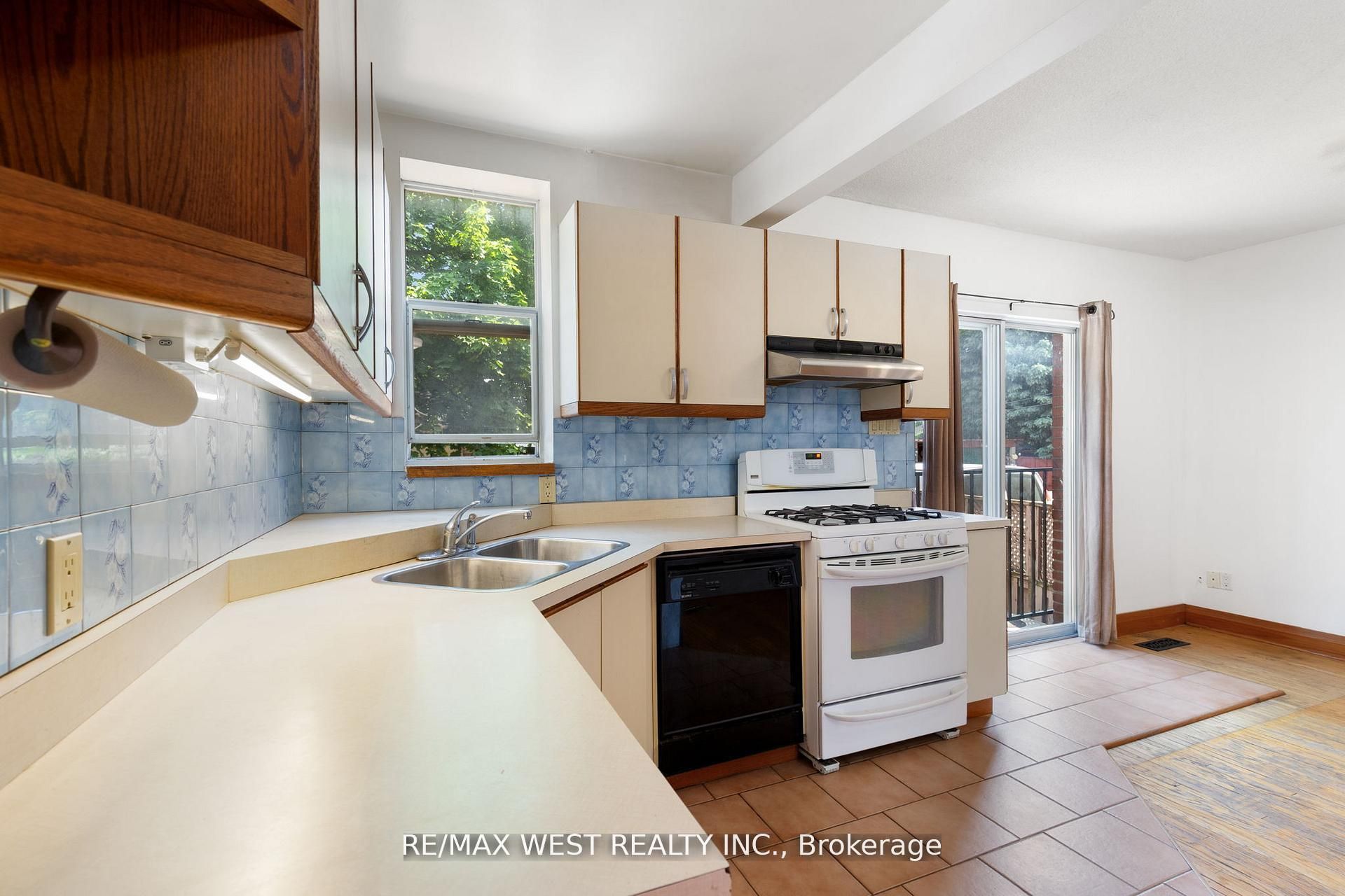 2317 Weston Road Property Photo 7
