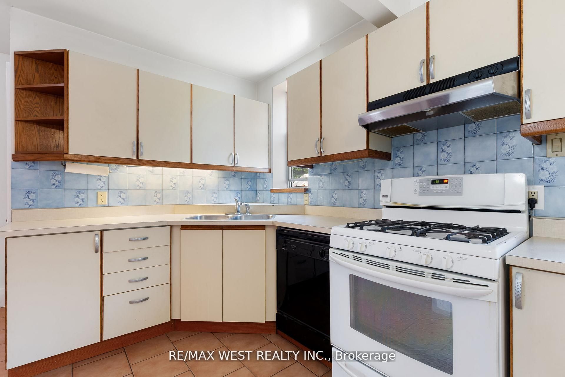 2317 Weston Road Property Photo 9