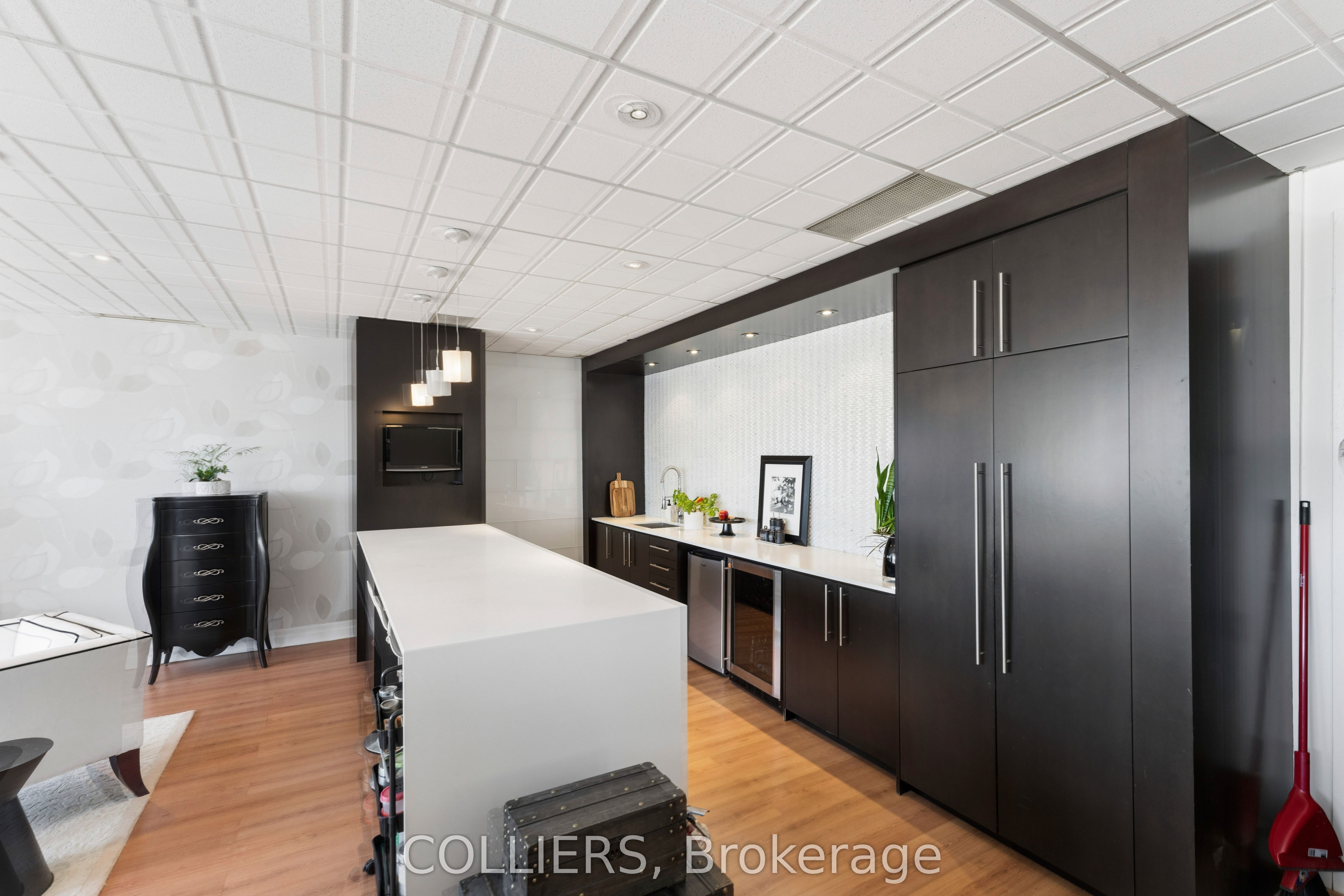 21 Queen Street E Property Photo 2