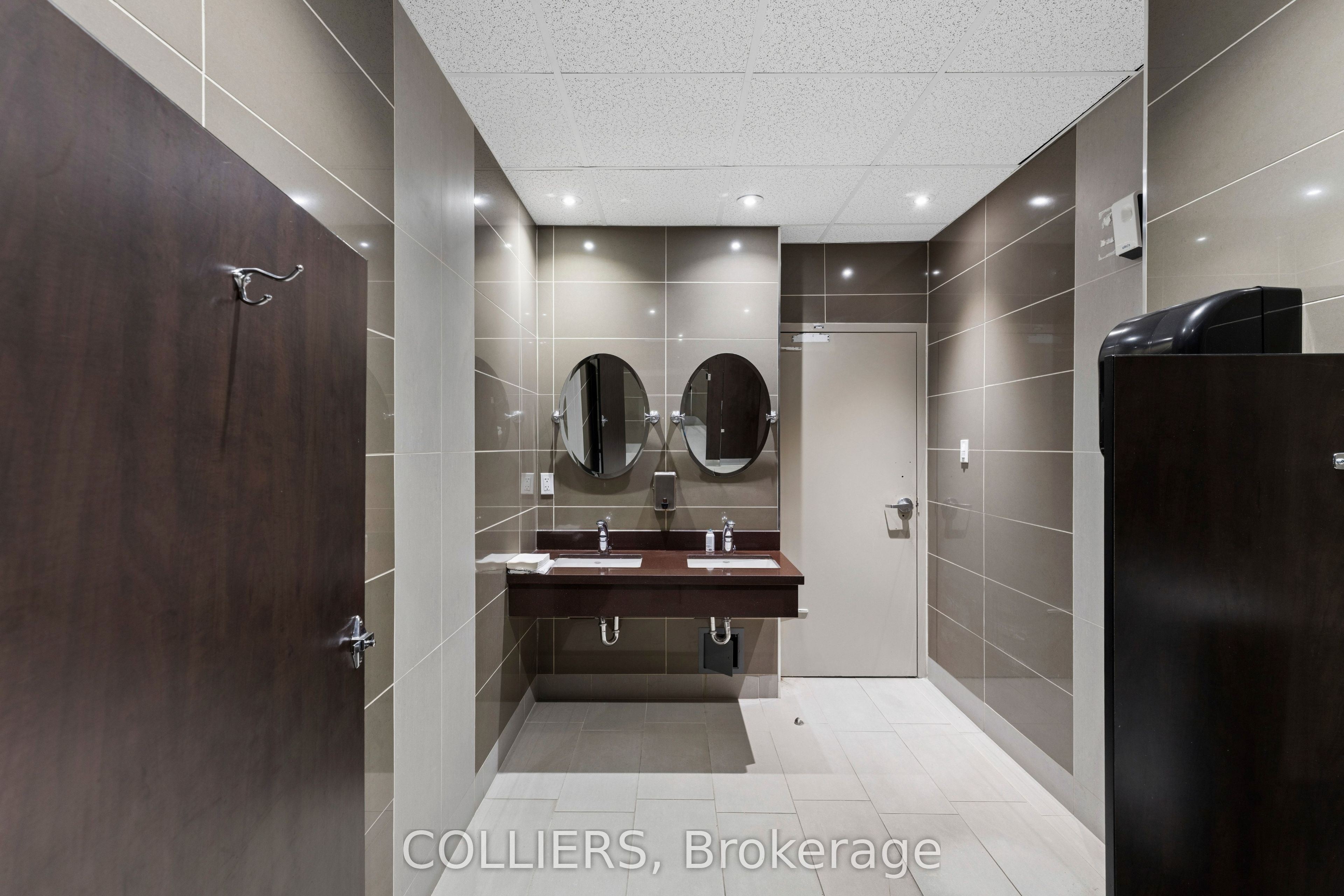 21 Queen Street E Property Photo 6