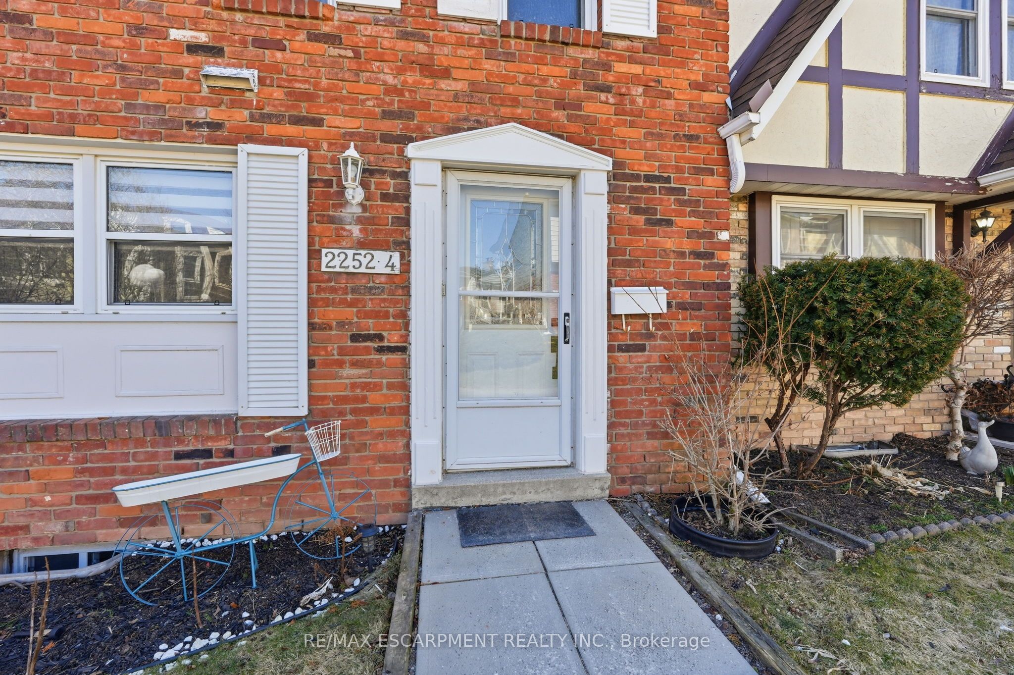 2252 Upper Middle Road 4 Property Photo 2