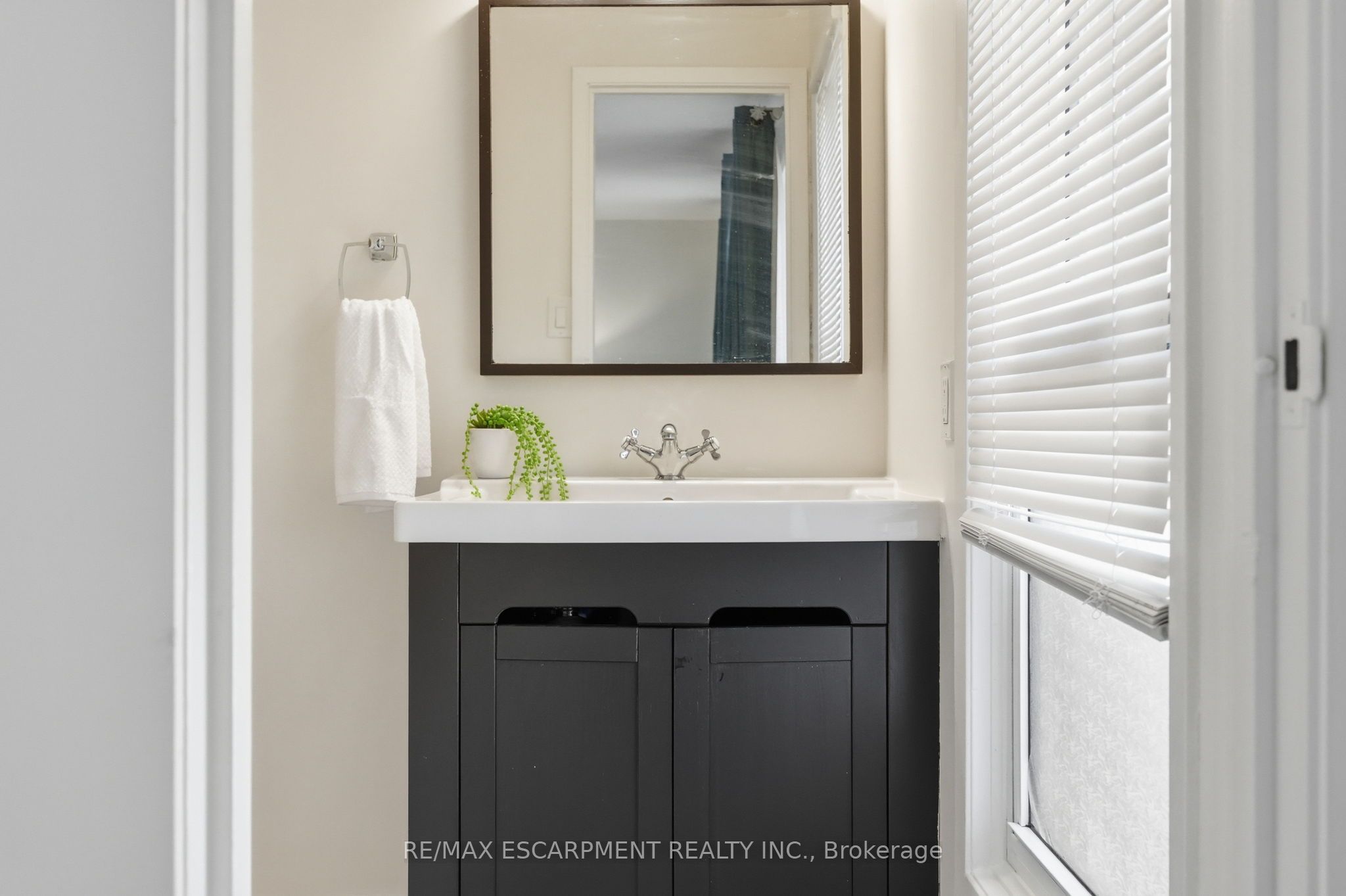 2252 Upper Middle Road 4 Property Photo 20