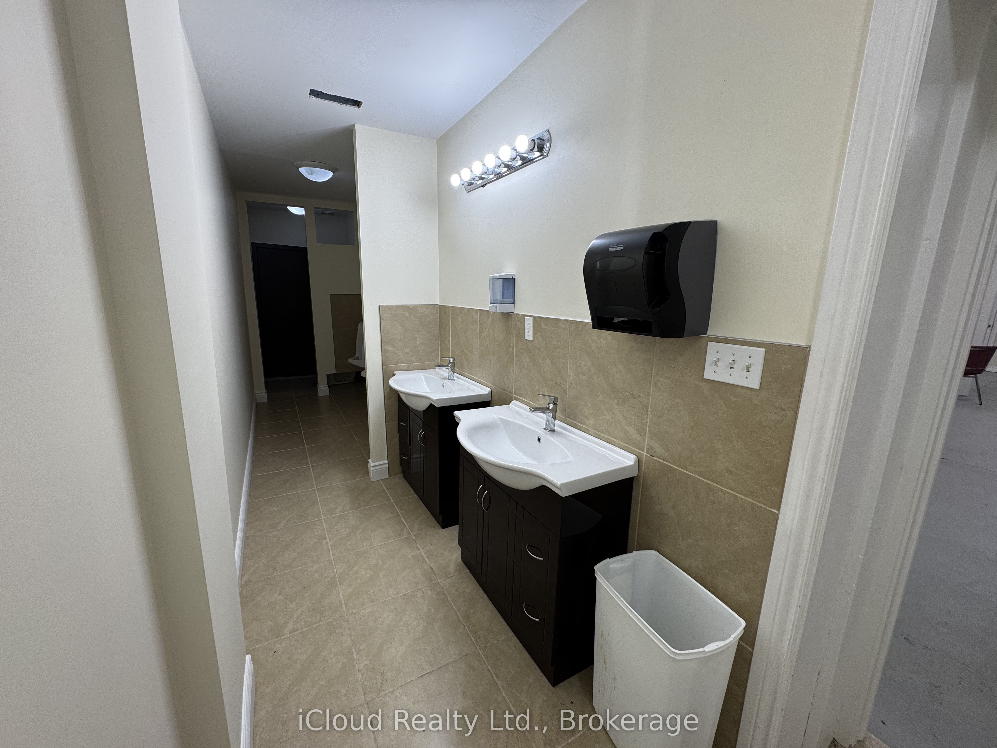 3518 King Street N Property Photo 32