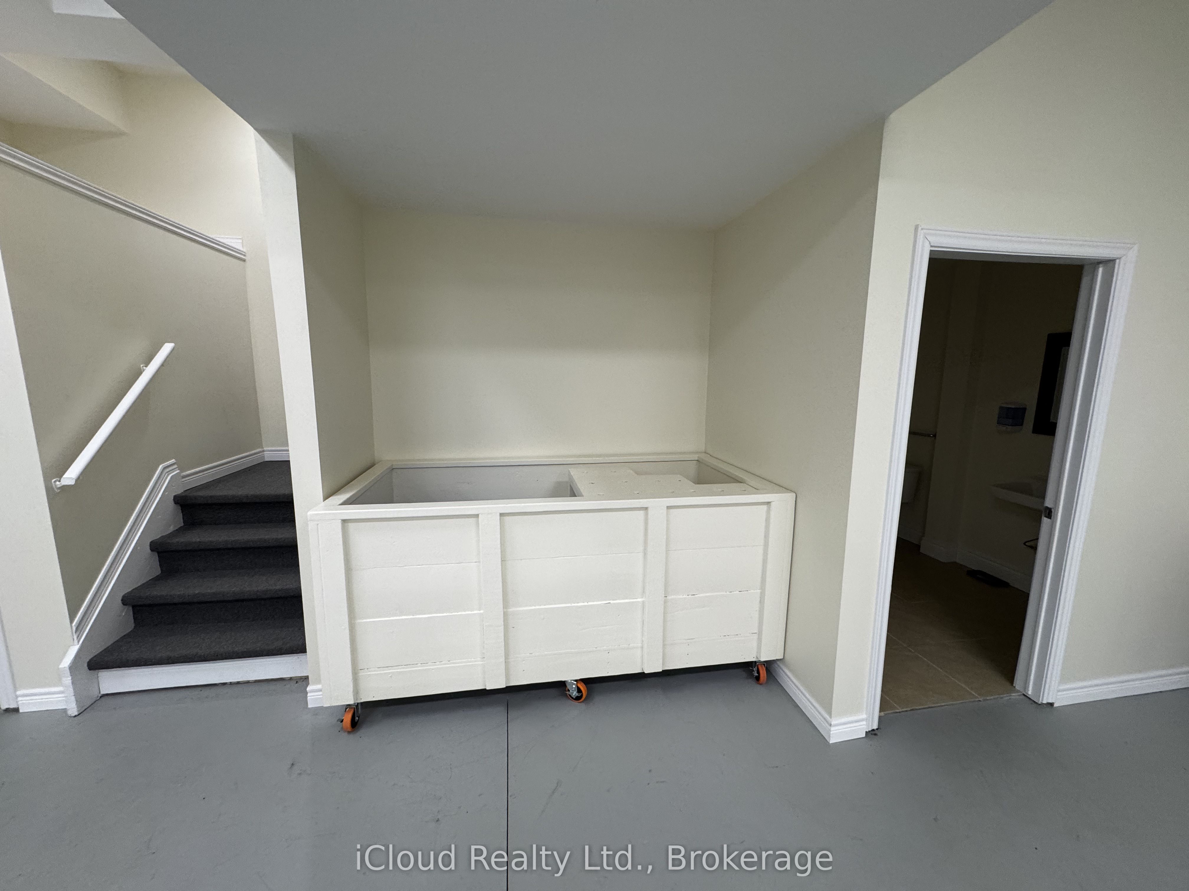 3518 King Street N Property Photo 38