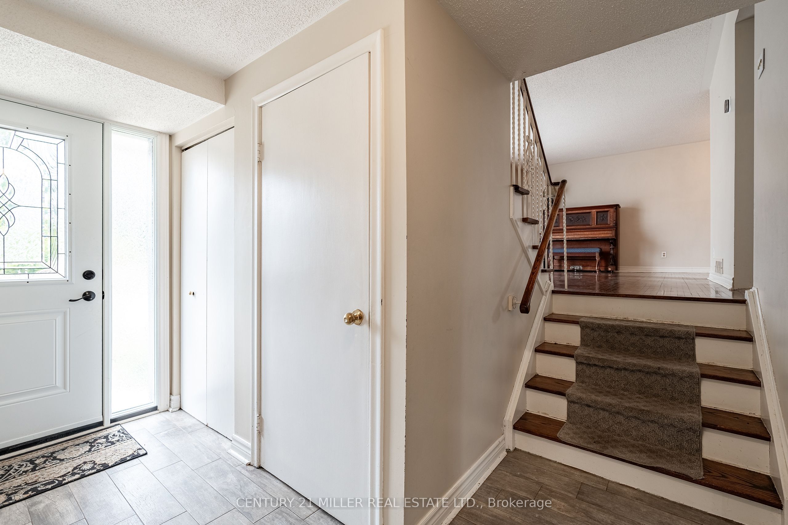 557 Trafford Crescent Property Photo 3