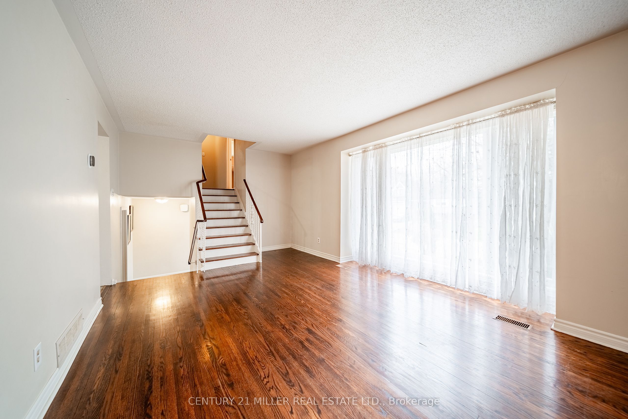557 Trafford Crescent Property Photo 4