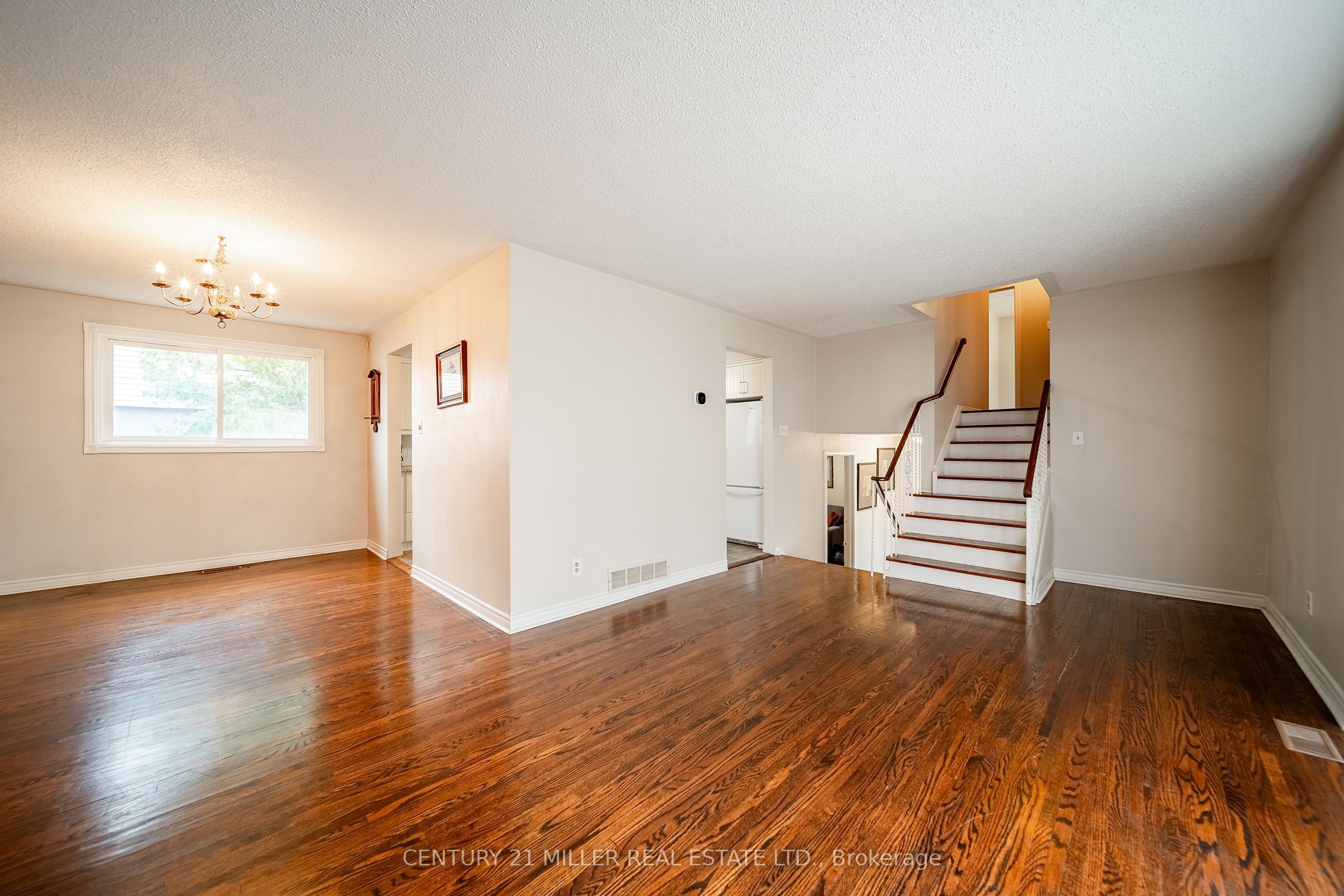 557 Trafford Crescent Property Photo 5