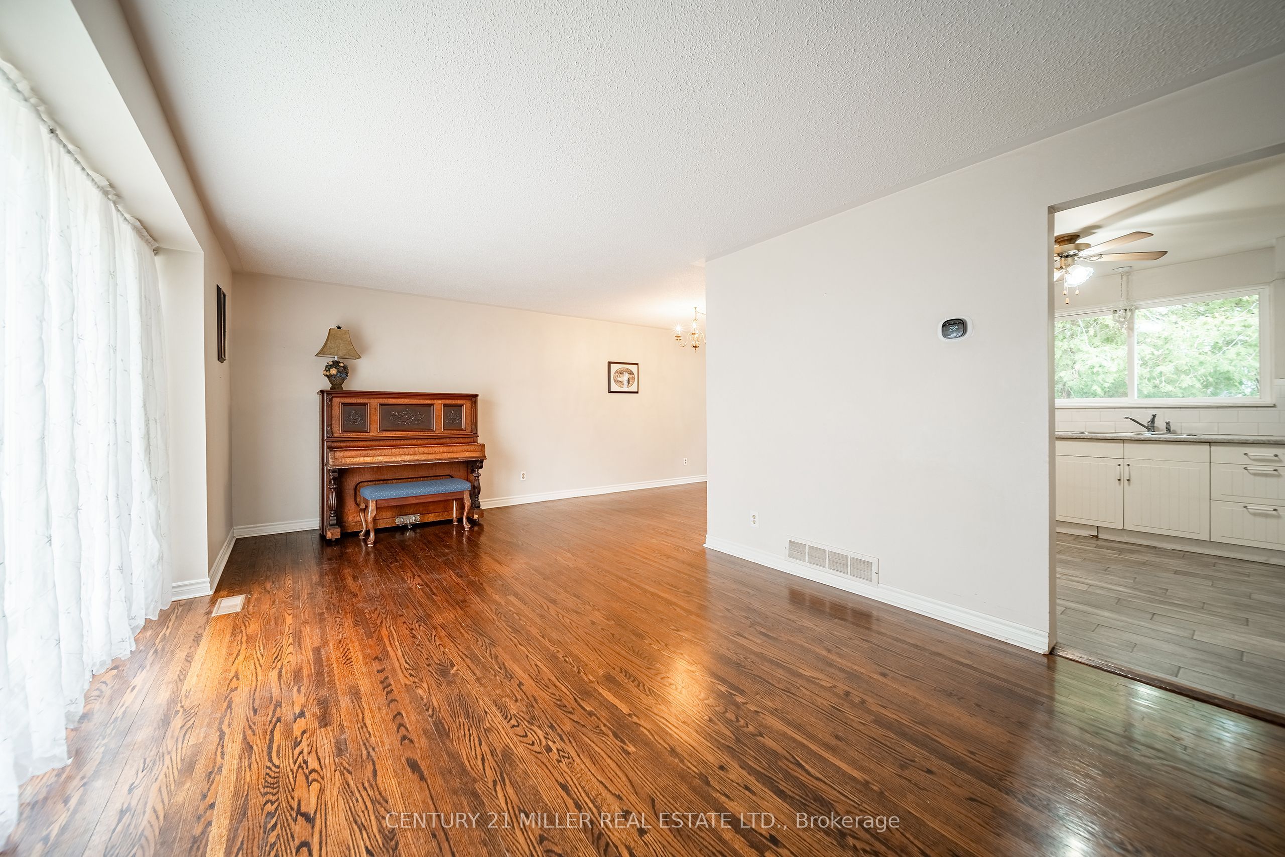 557 Trafford Crescent Property Photo 6
