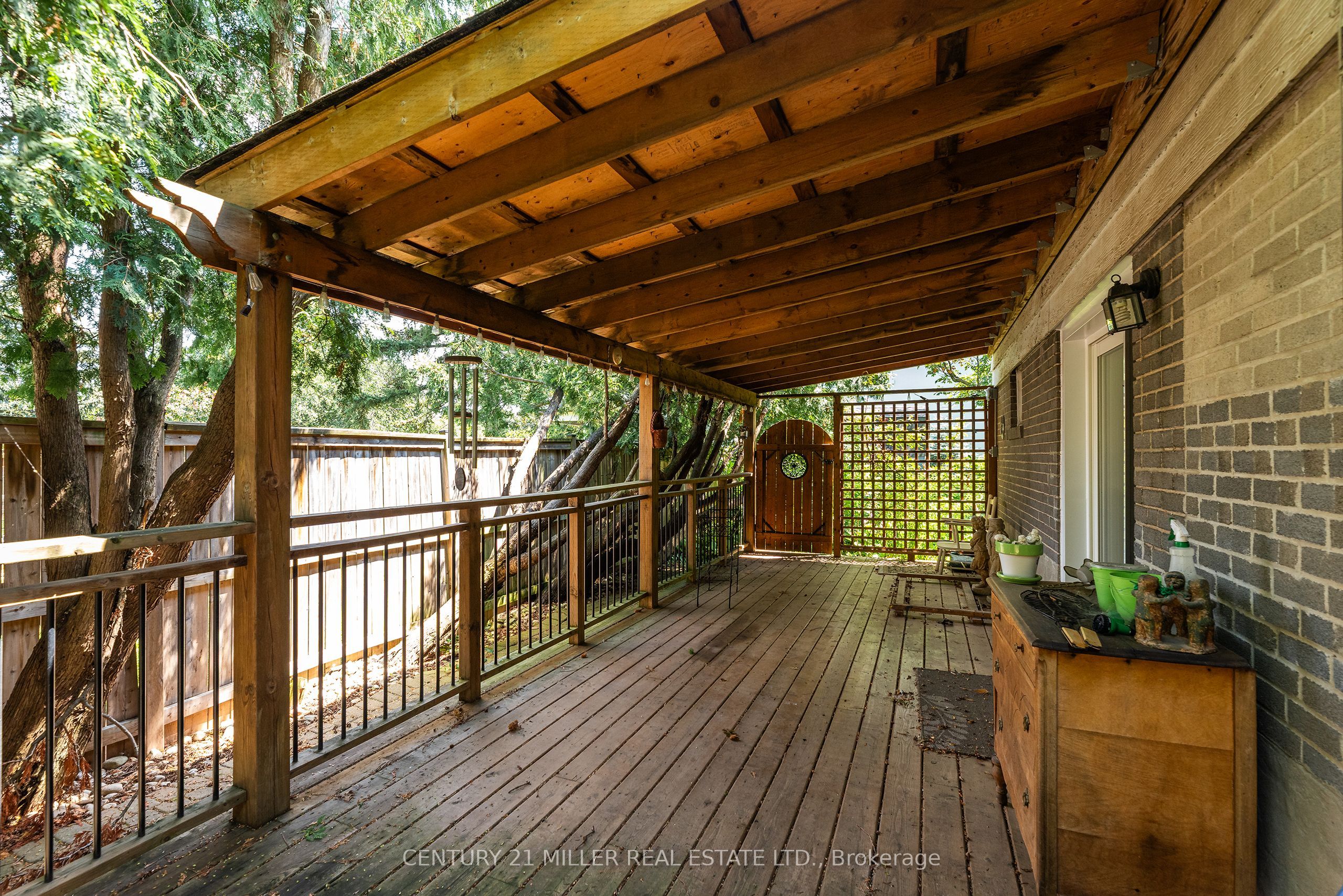 557 Trafford Crescent Property Photo 25