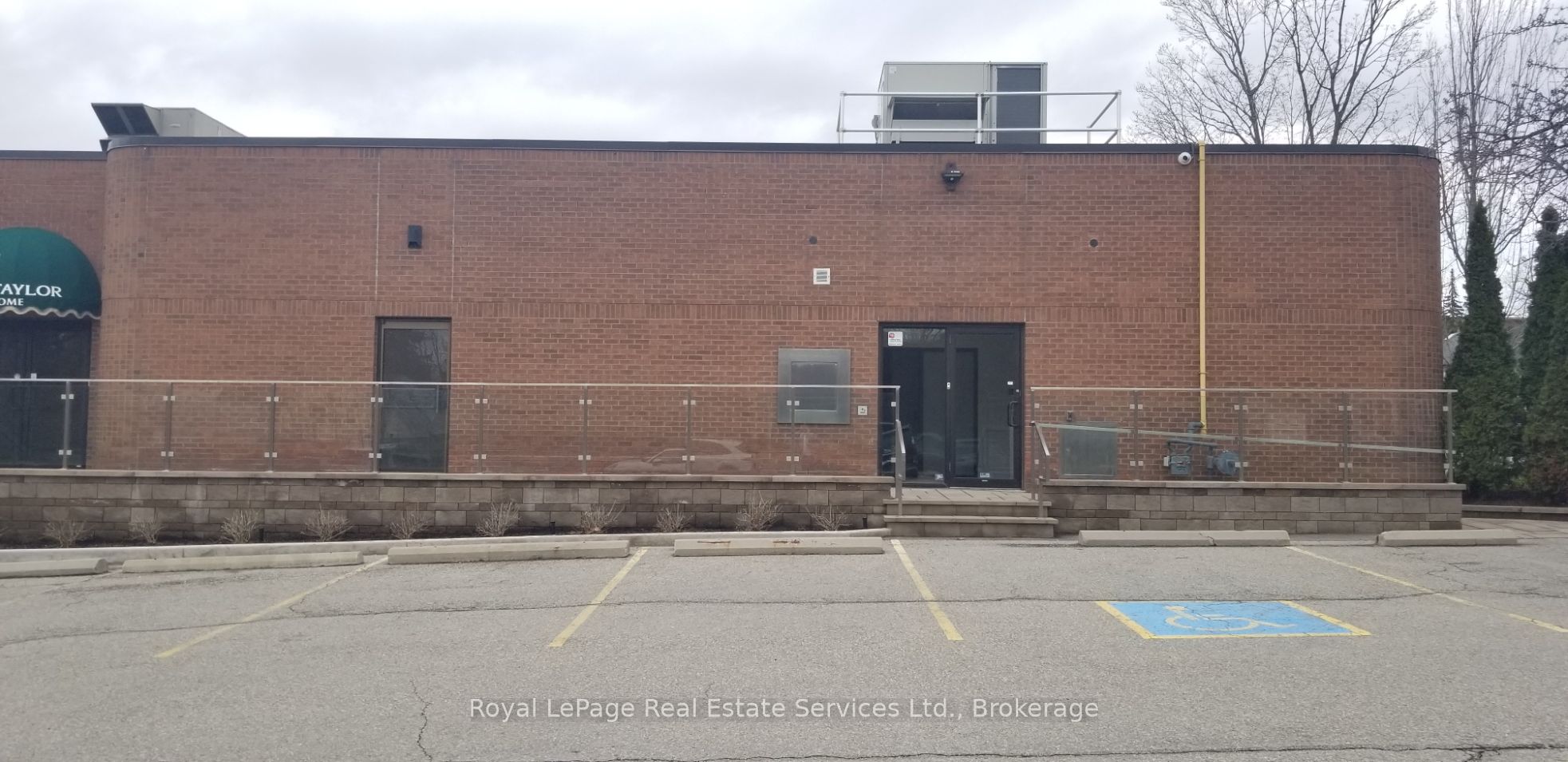 60 Lakeshore Road W 1 Property Photo 1