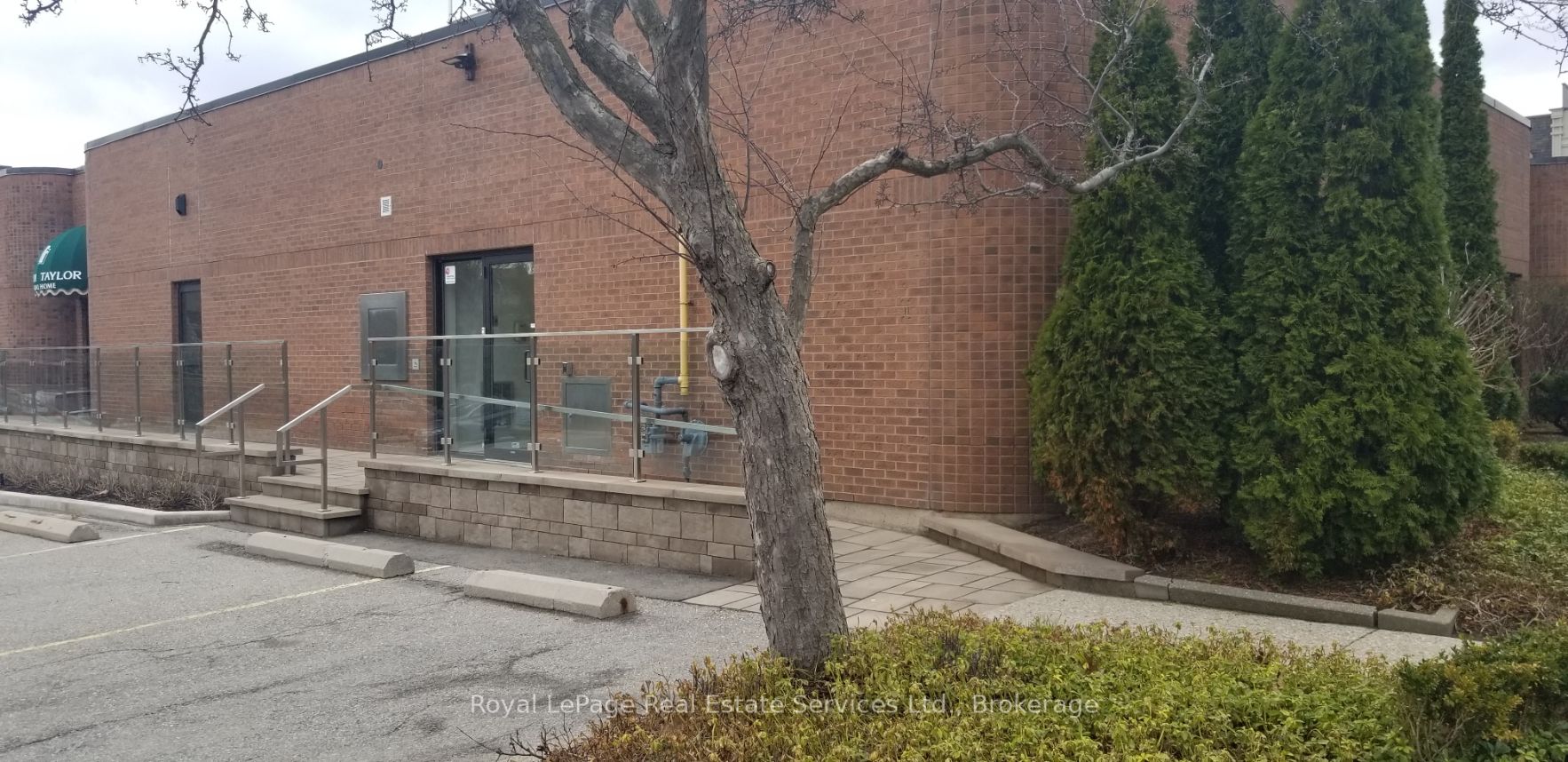 60 Lakeshore Road W 1 Property Photo 2