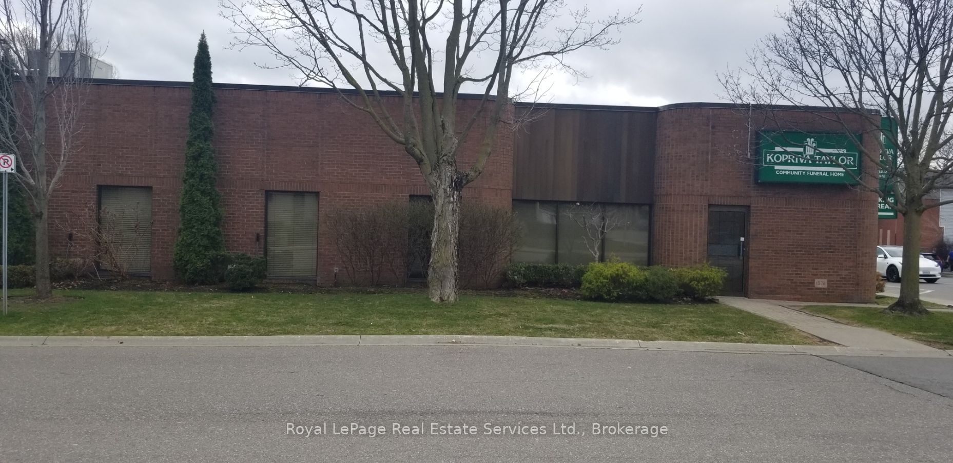 60 Lakeshore Road W 1 Property Photo 3