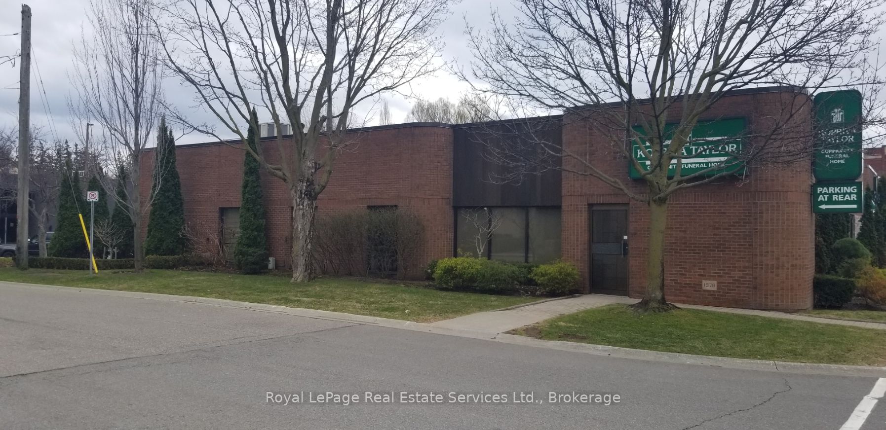 60 Lakeshore Road W 1 Property Photo 4