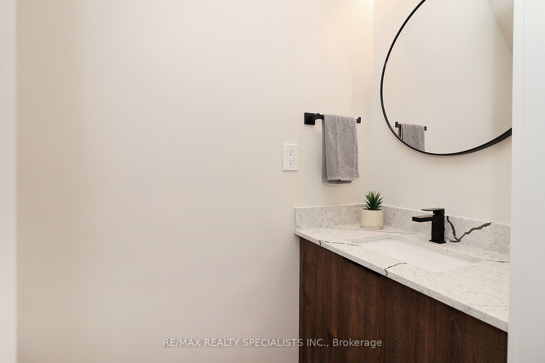 1046 Roosevelt Road Property Photo 7