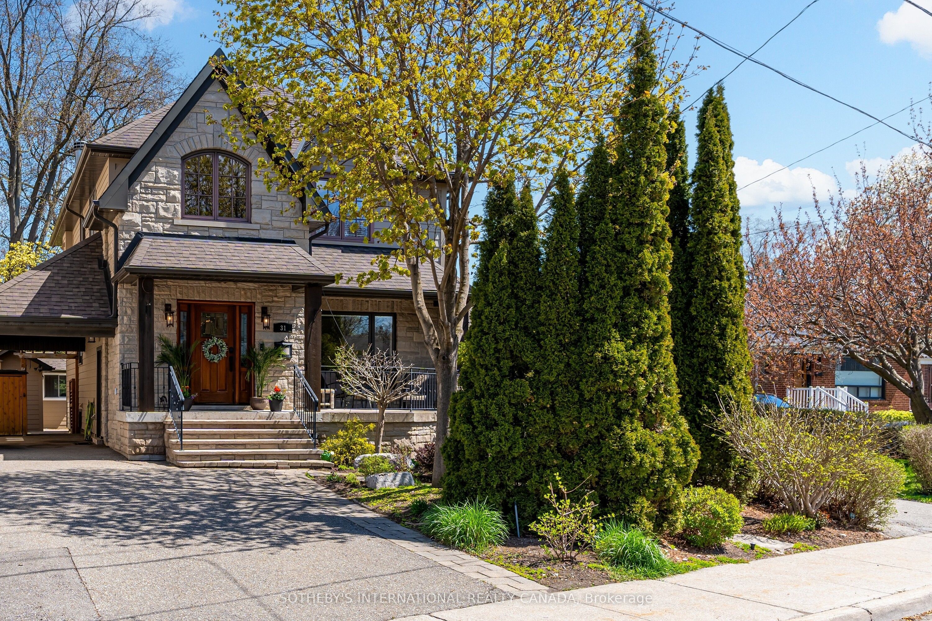 31 Maple Avenue N Property Photo 1