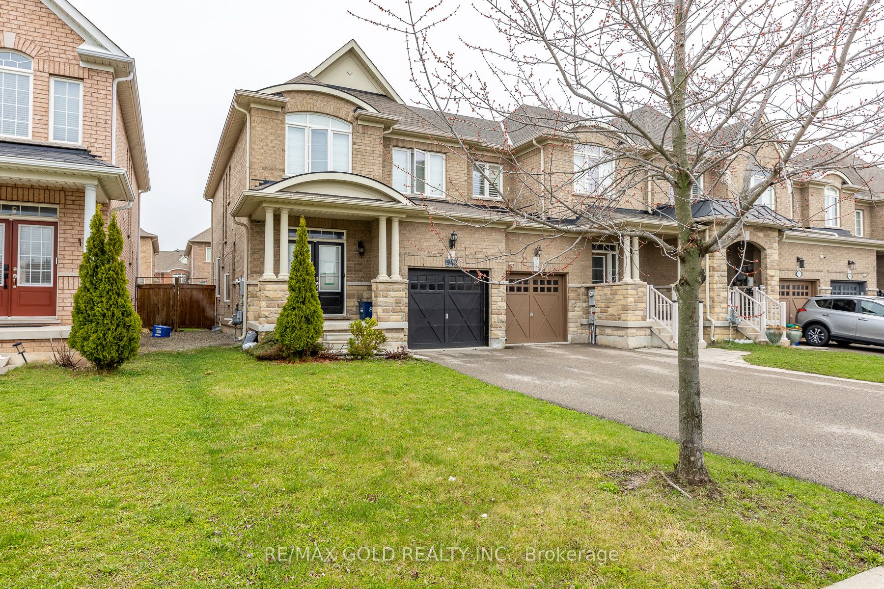 943 Transom Crescent Property Photo 2