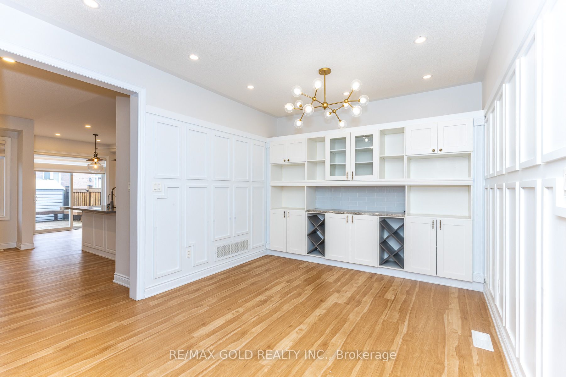 943 Transom Crescent Property Photo 12