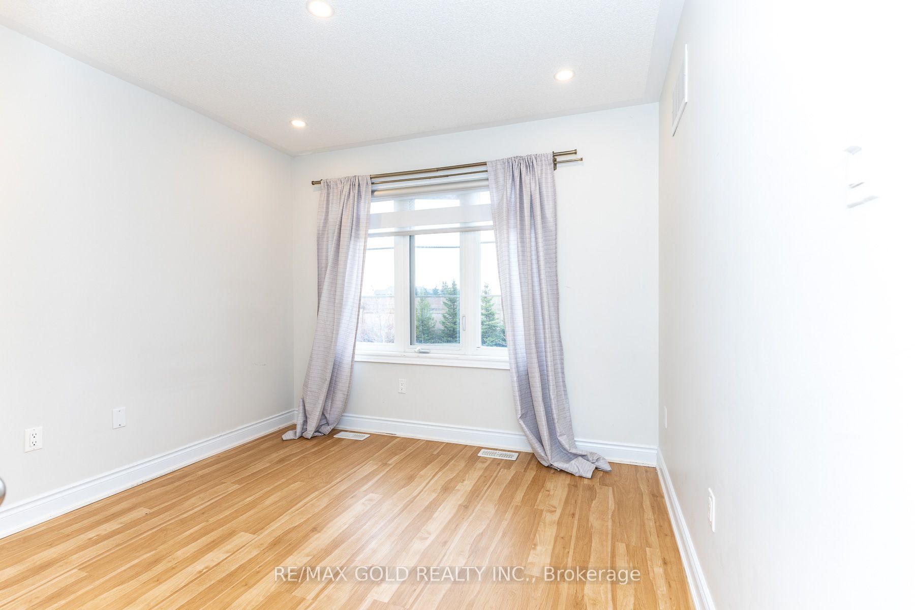 943 Transom Crescent Property Photo 38
