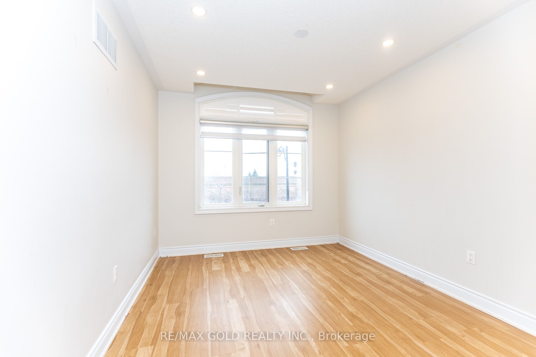 943 Transom Crescent Property Photo 40